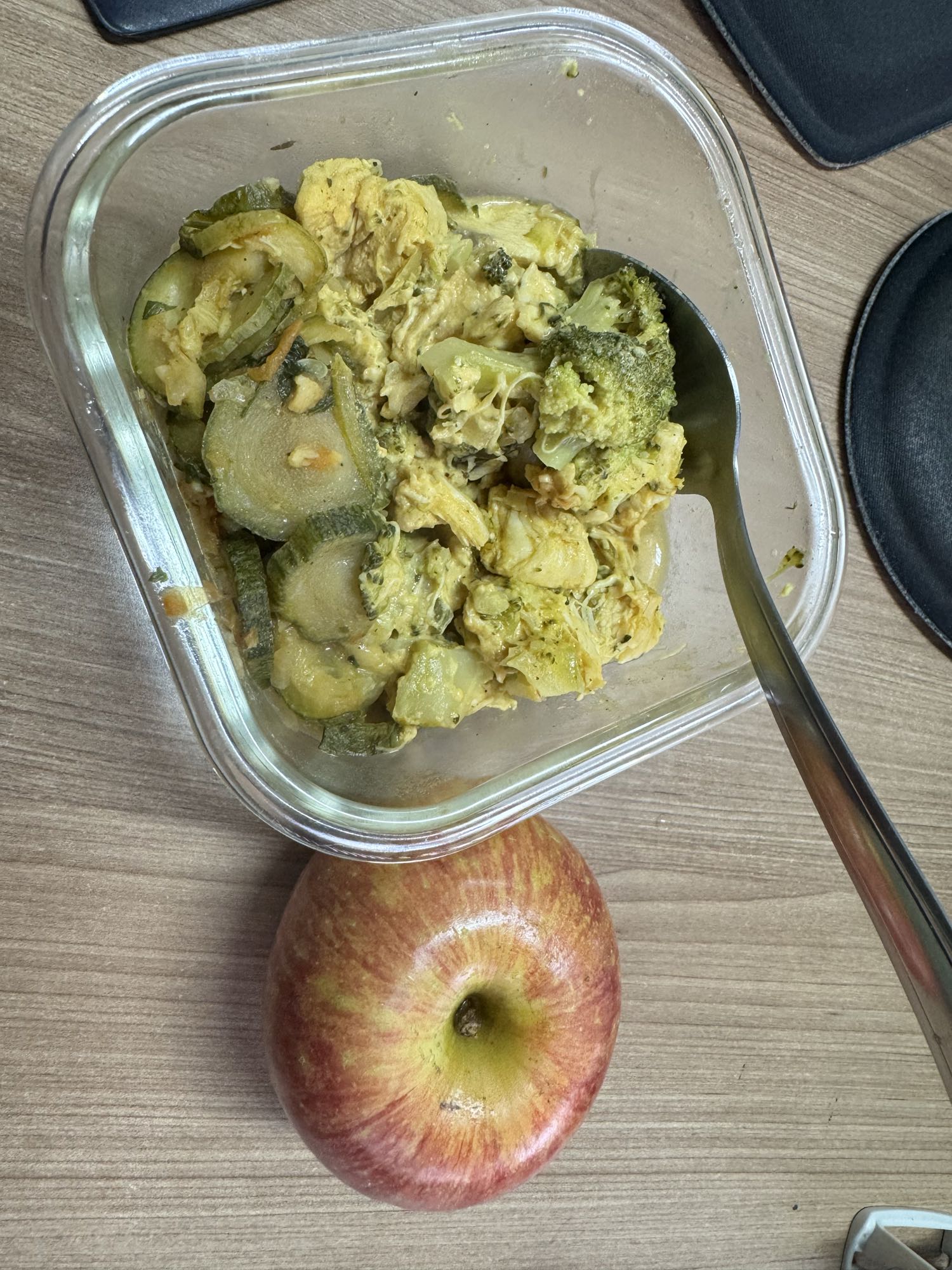 Frango com legumes e maçã