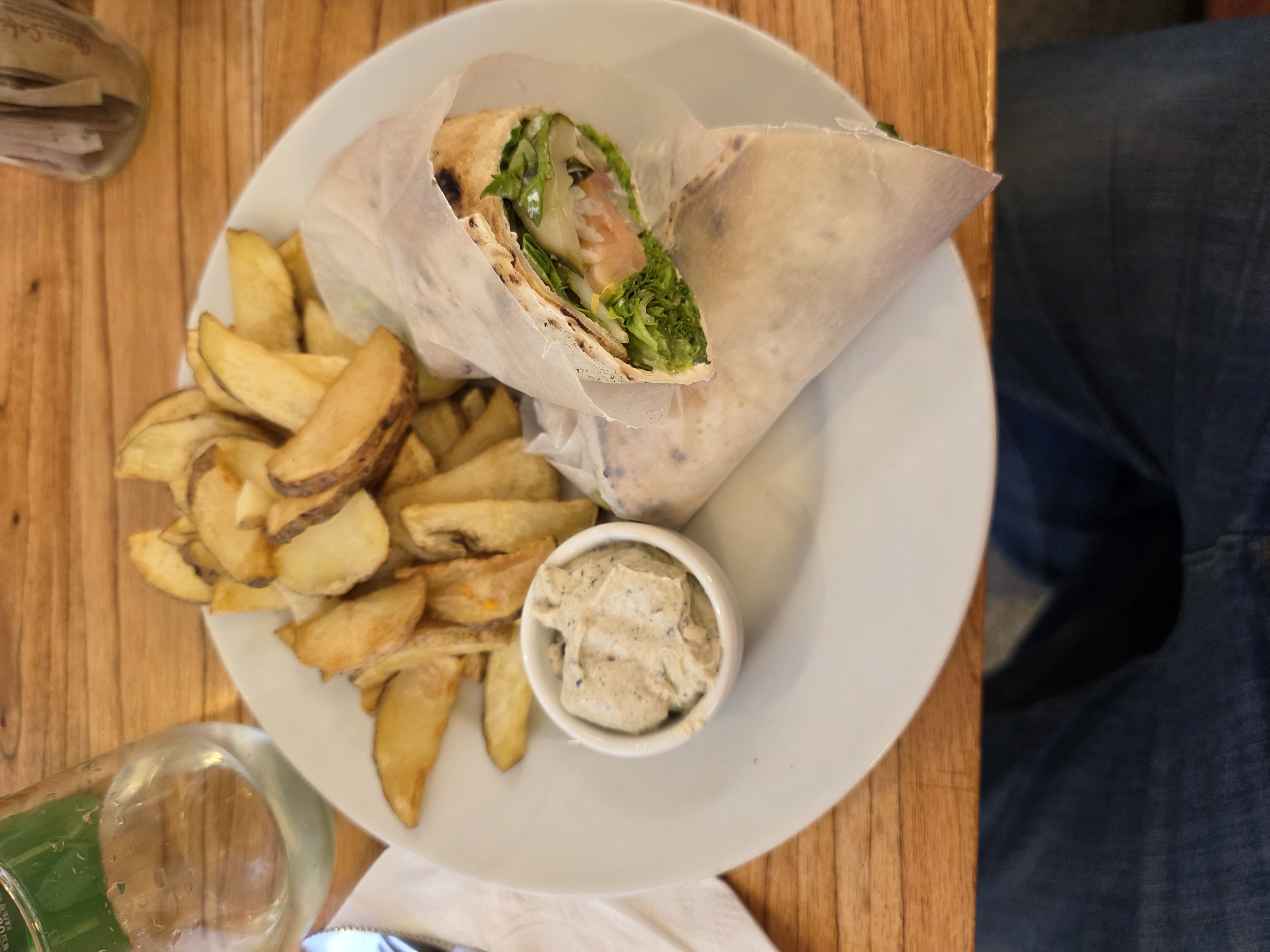wrap con papas y salsa
