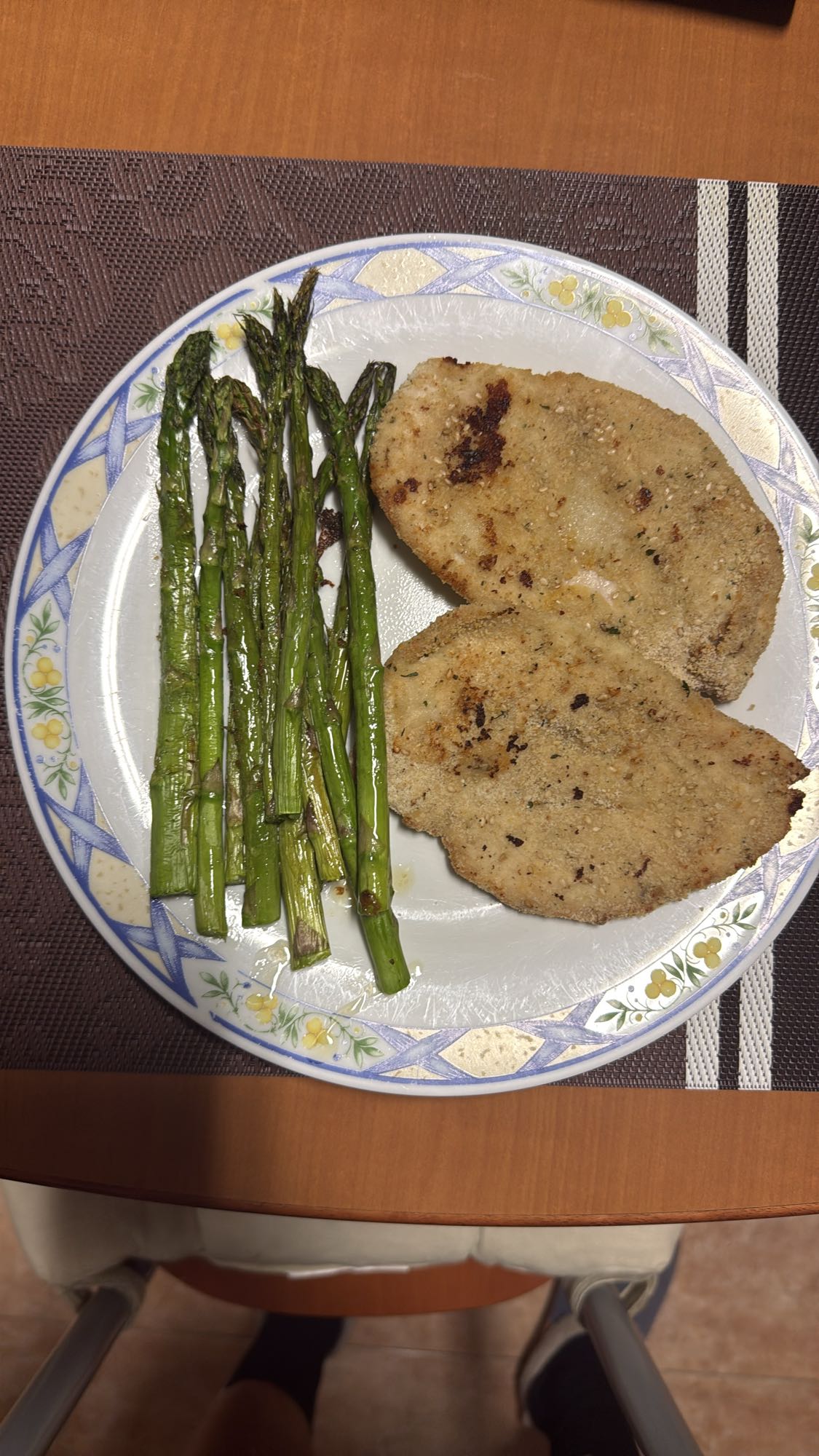 Pollo empanizado y espárragos