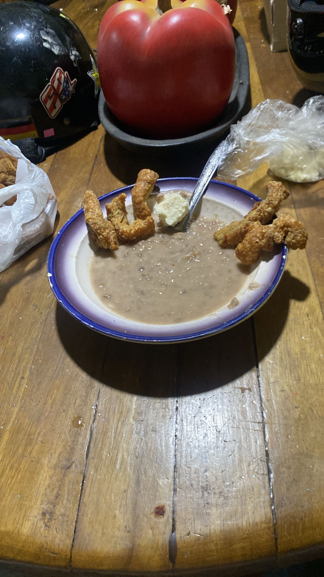Frijoles con chicharrón