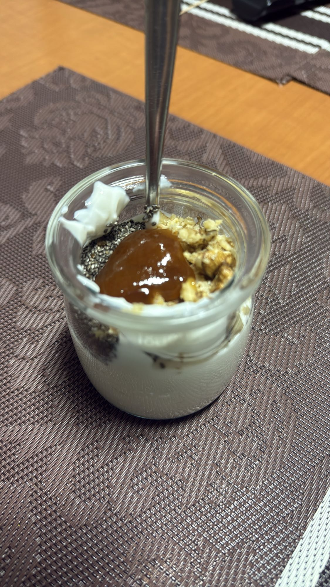 vaso de yogur griego con chía, nueces y miel