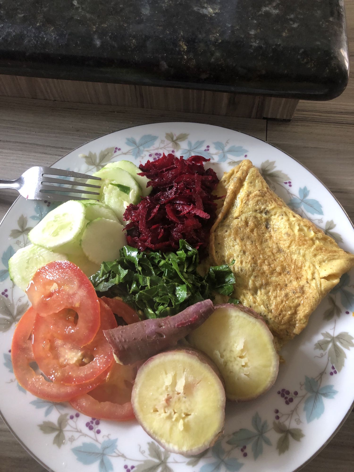 Prato com omelete e legumes