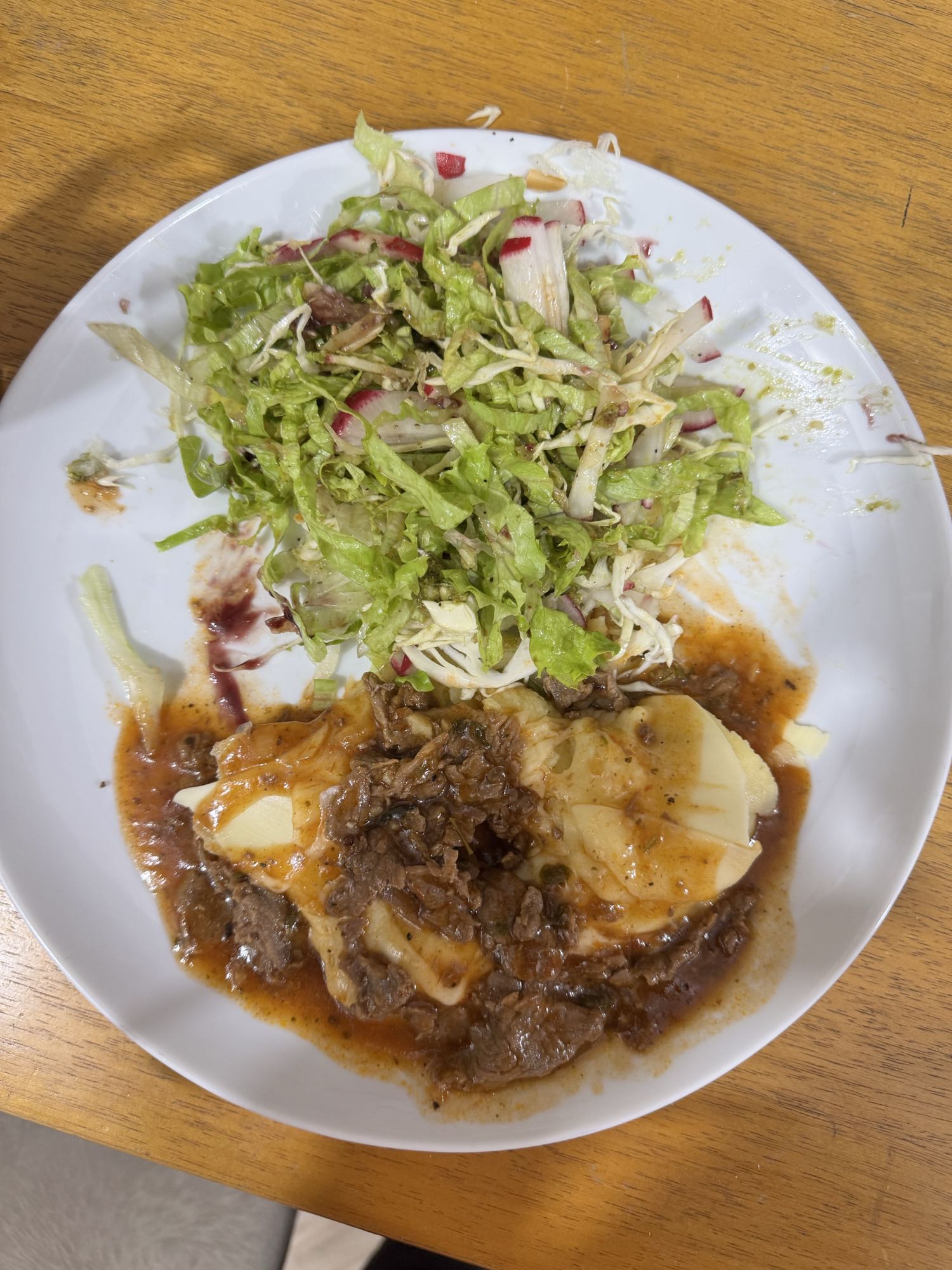 Carne com batata e salada