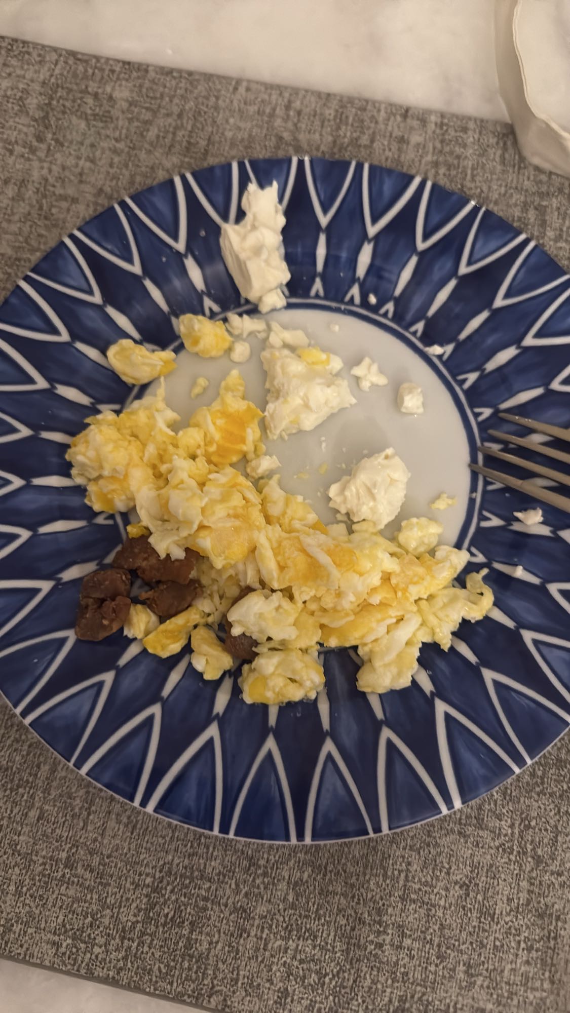 Huevos con queso y carne