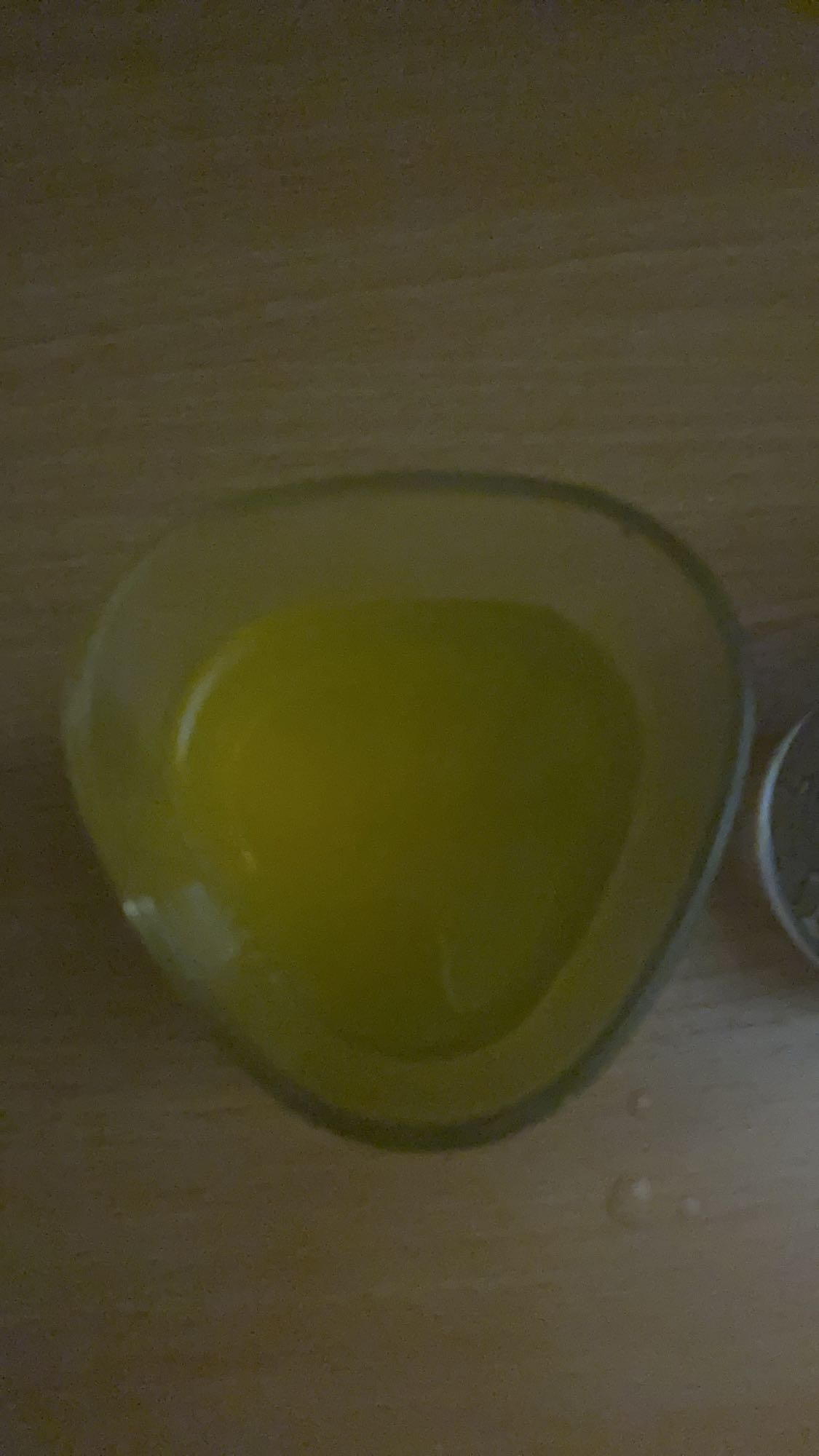 oliwa z oliwek w miseczce