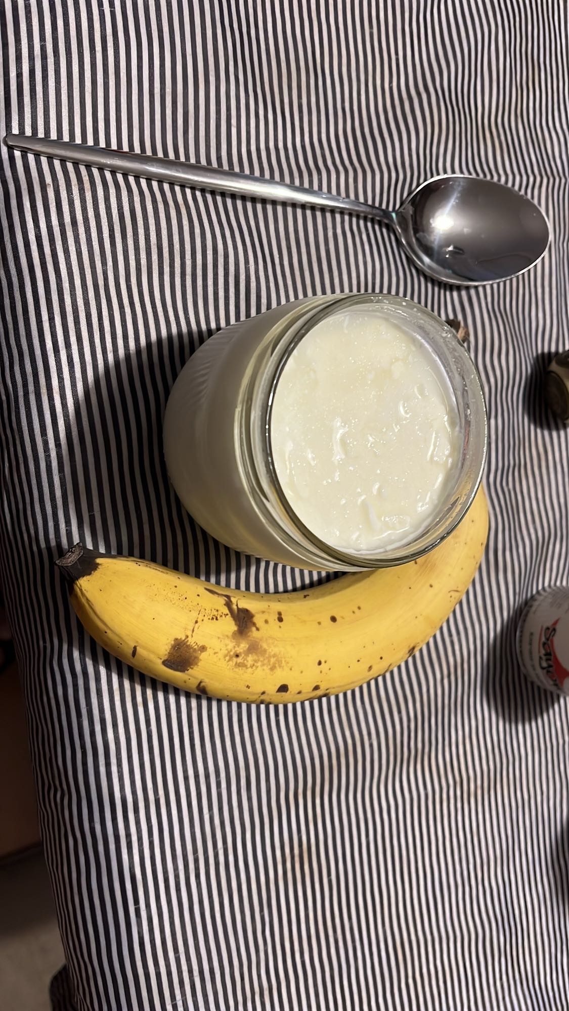 Банан с кисело мляко