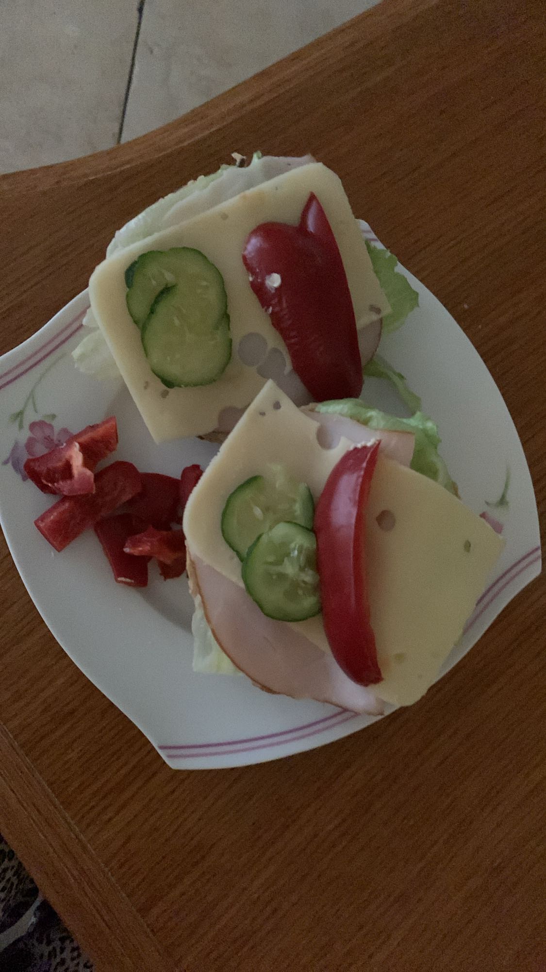 Kanapki z serem i warzywami