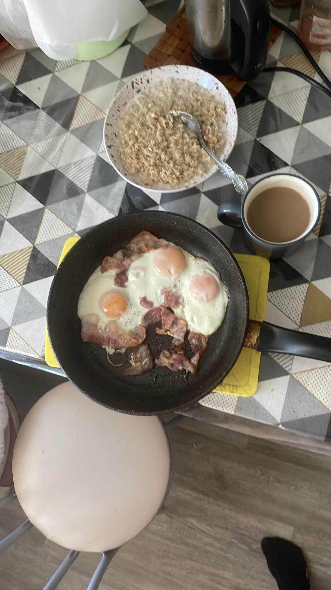 Яичница с беконом и овсянкой