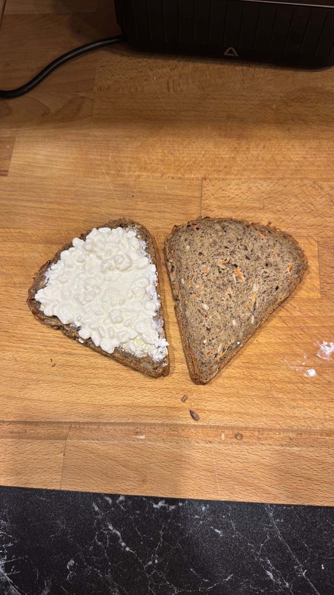Volkoren brood met hüttenkäse