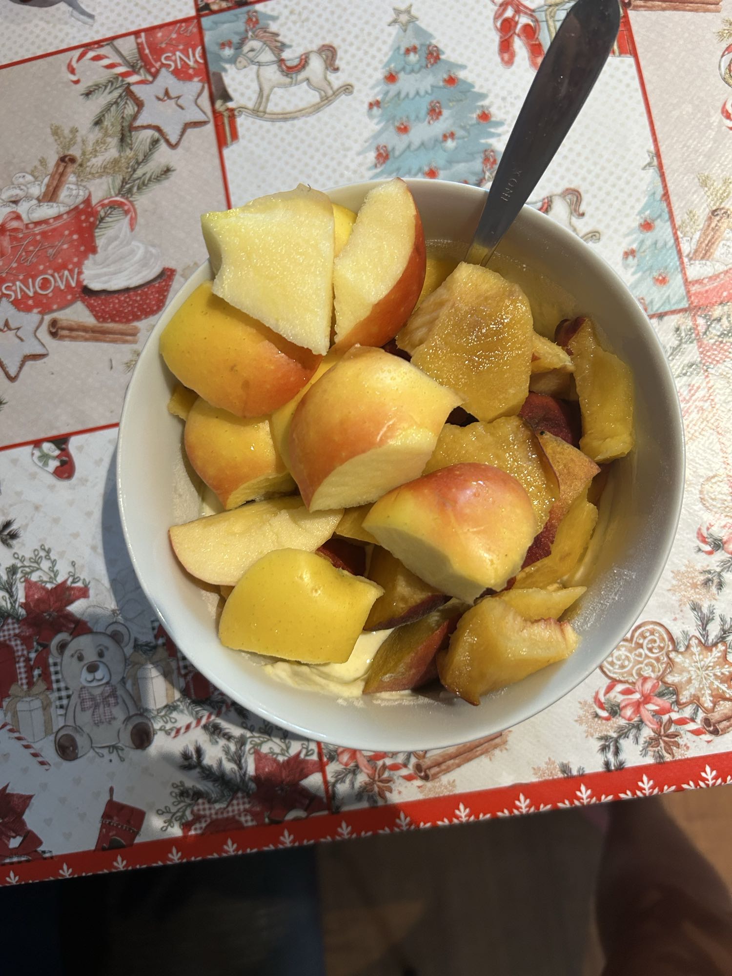 Iaurt grecesc cu pudră proteică, măr mic și piersică mare