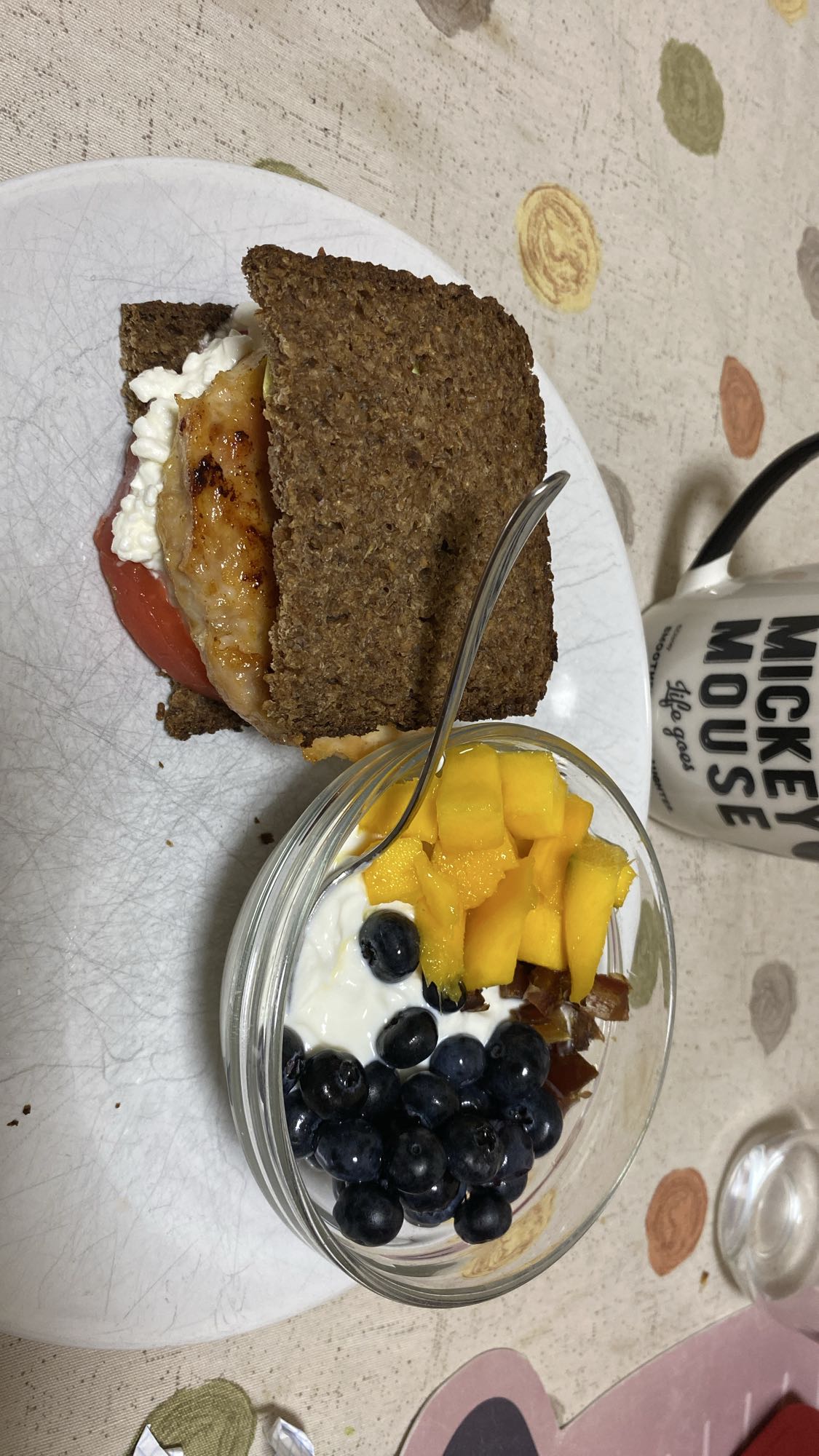 Sándwich y yogur con frutas