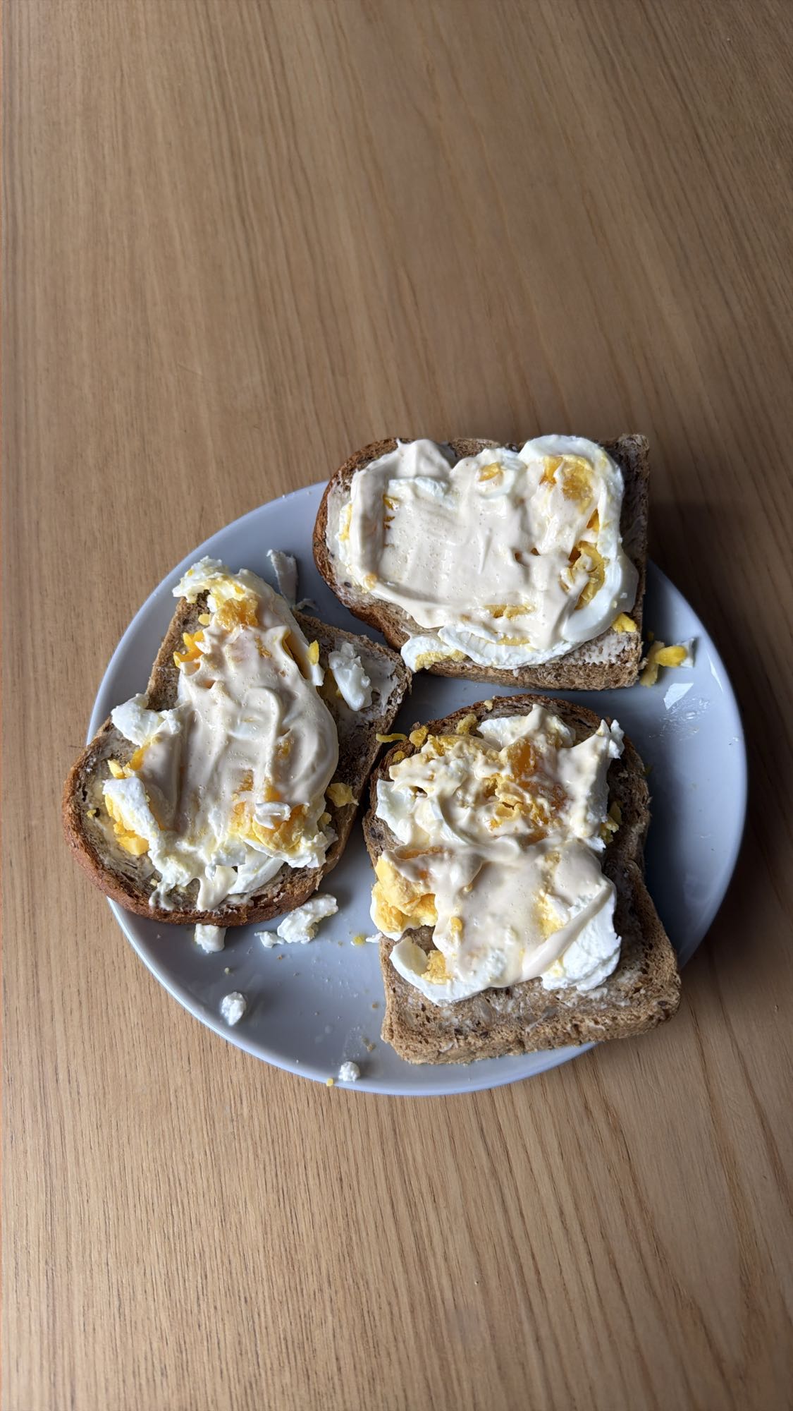 Kanapki z jajkiem, majonezem i masłem