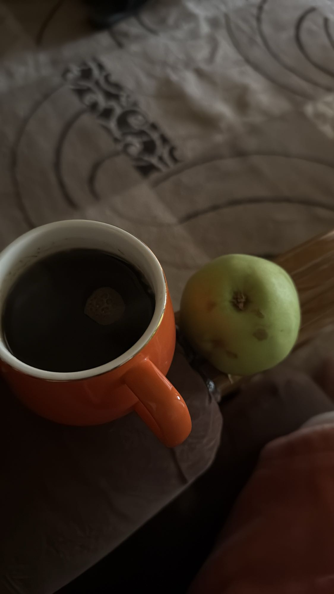 яблоко и черный чай