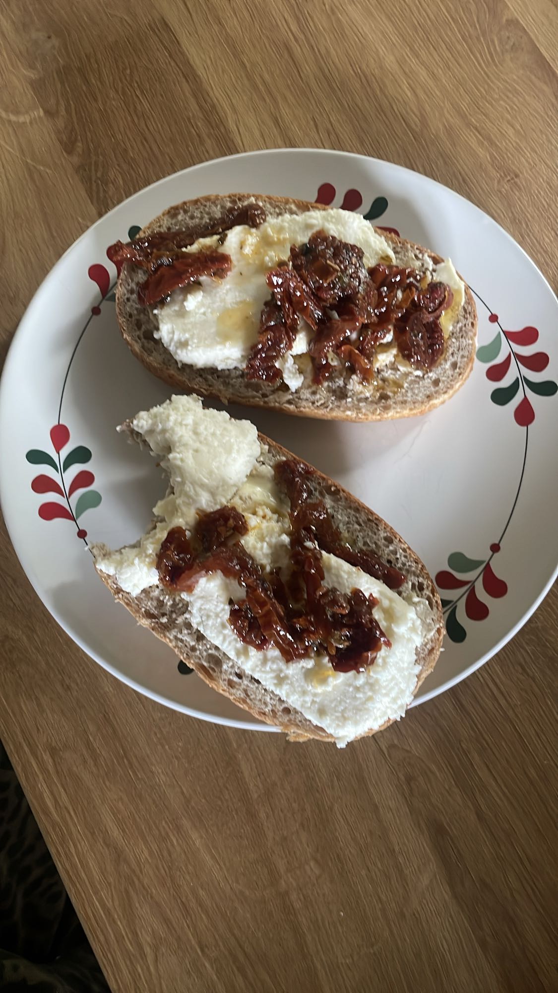 Kanapki z ricottą i suszonymi pomidorami