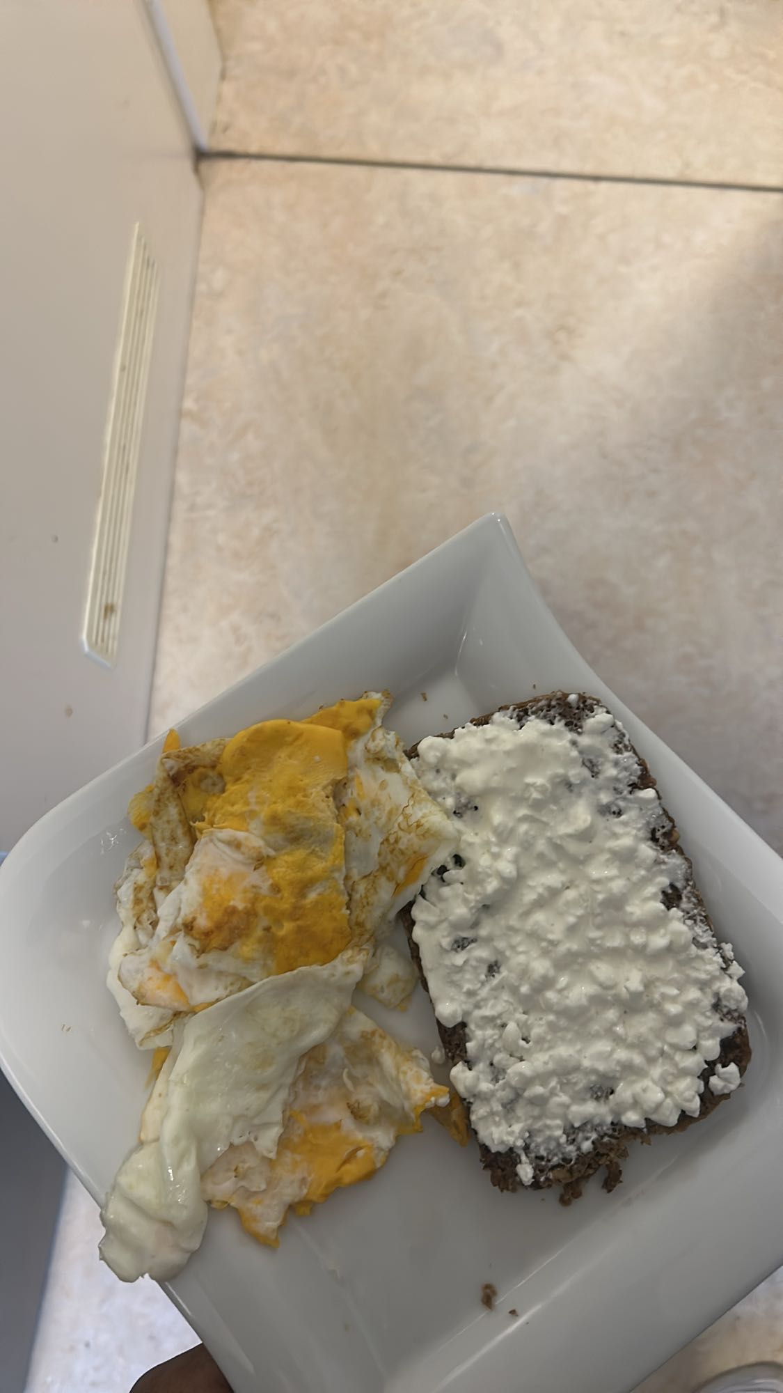 Ei und Hüttenkäse Brot