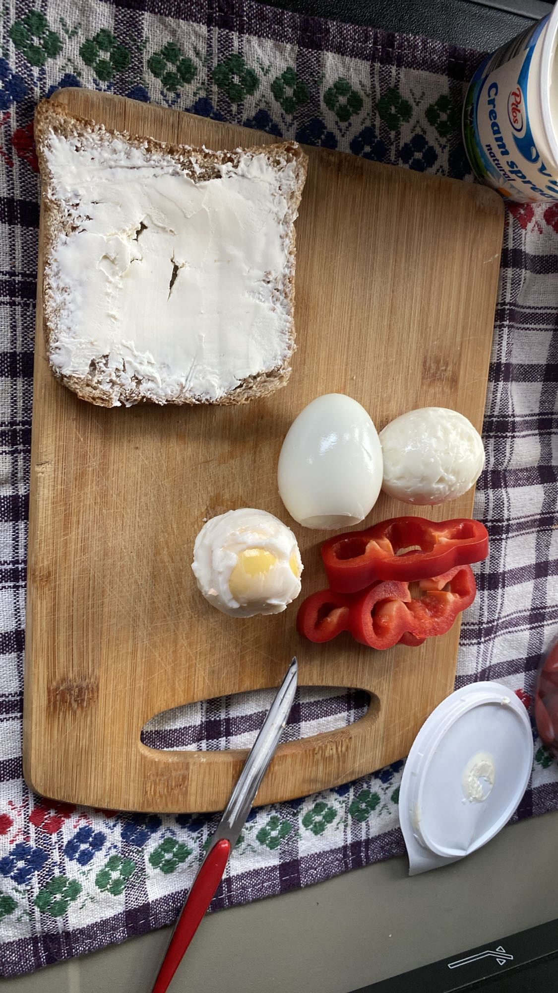 Mic dejun cu ouă și ardei