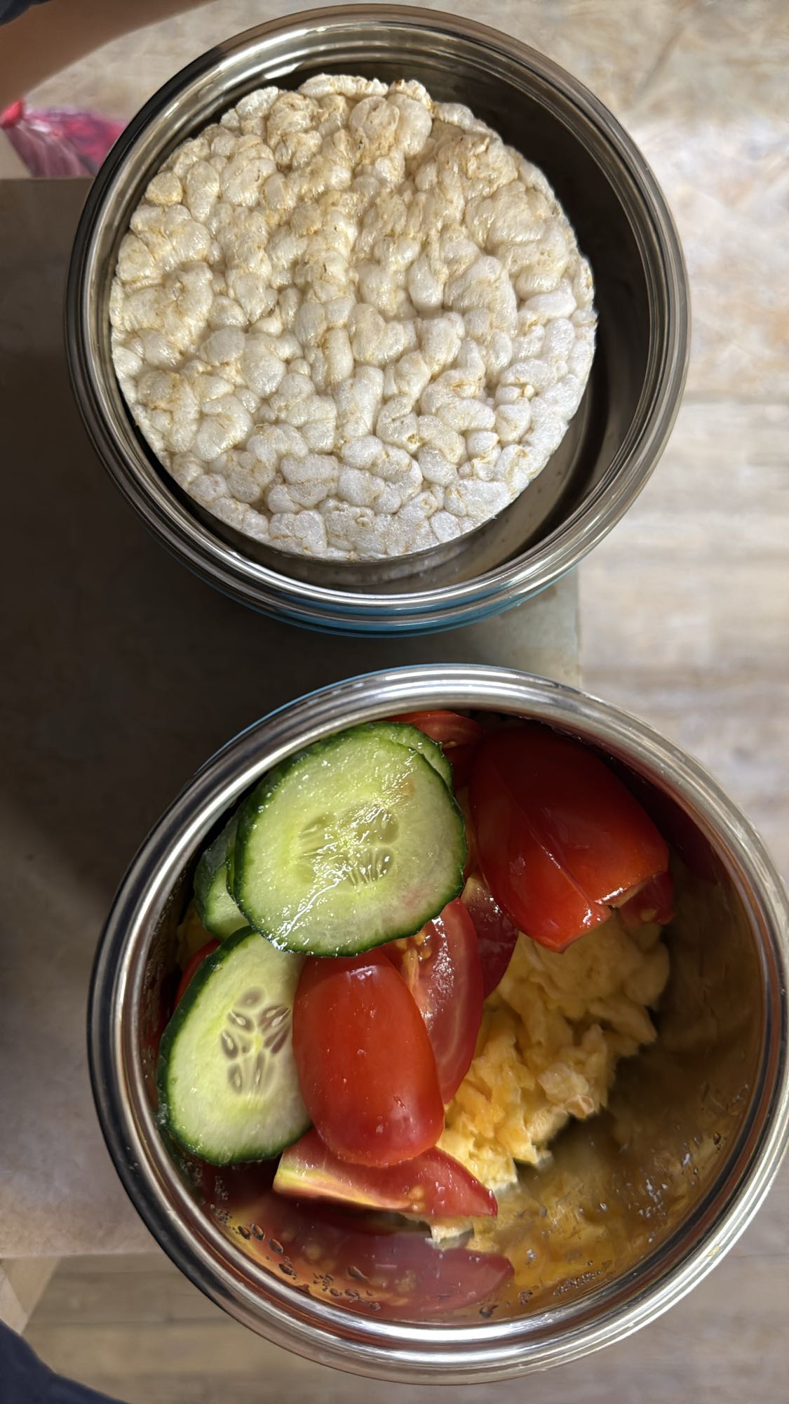 Orez expandat cu ou și legume