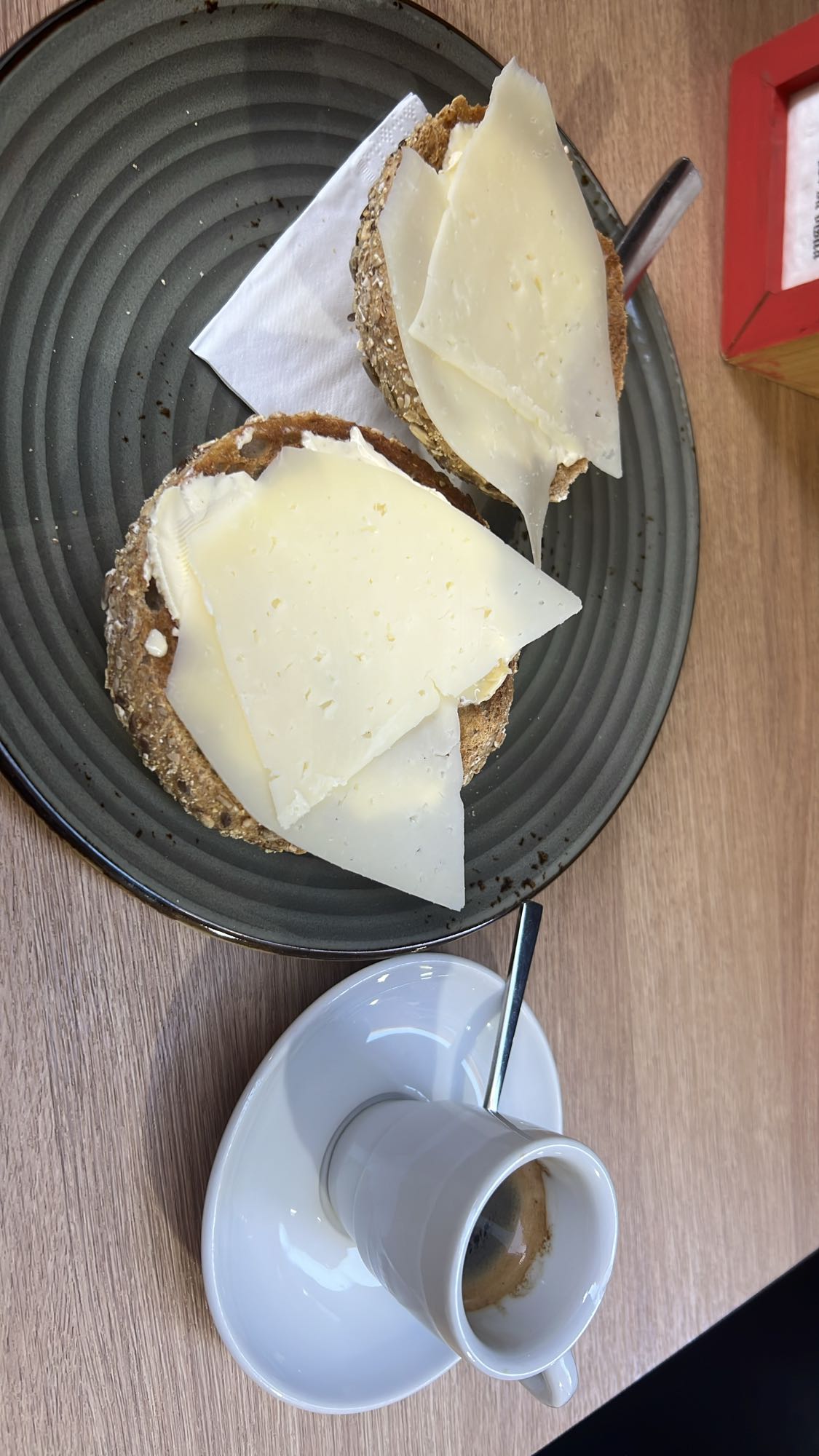 Pan con queso y café