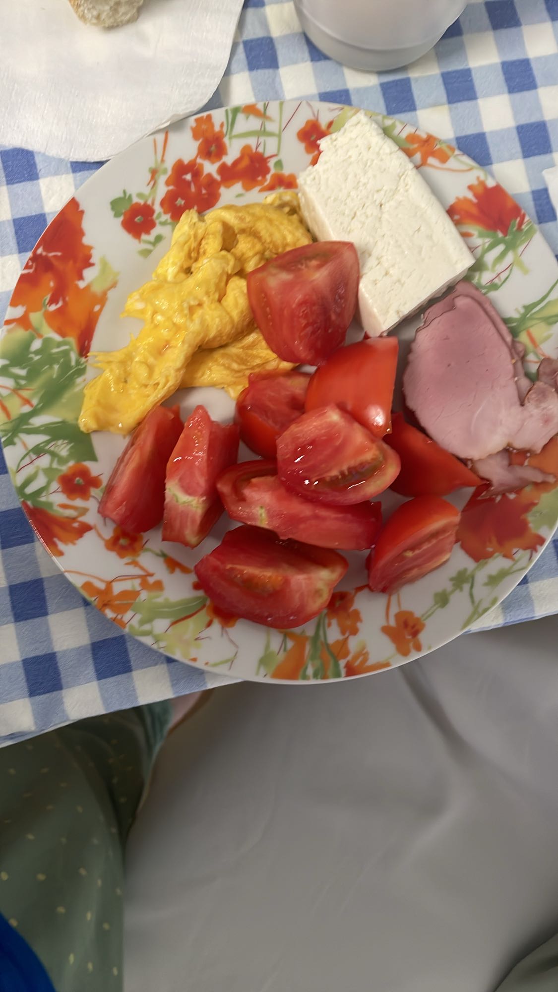 Mic dejun cu ou, brânză, roșii