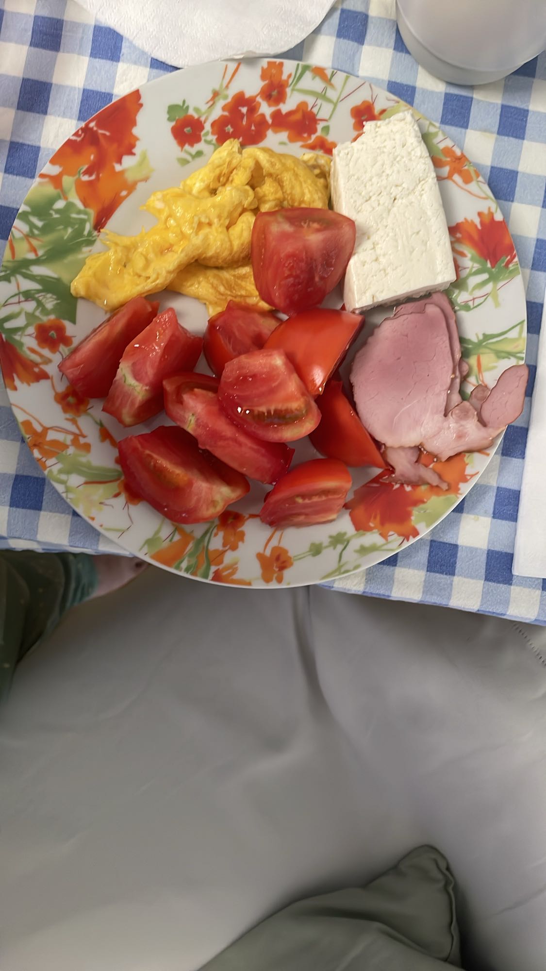 Mic dejun cu ouă și roșii