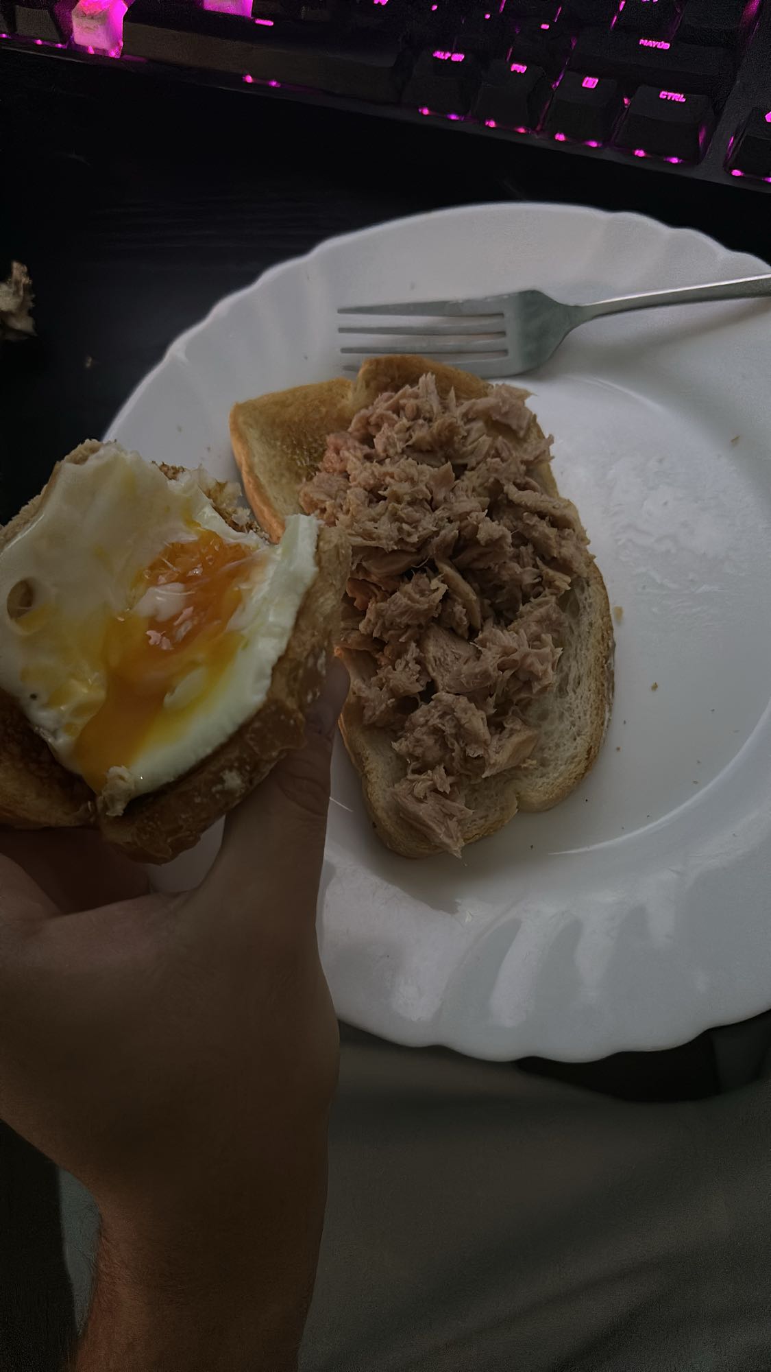 Sándwich de atún y huevo