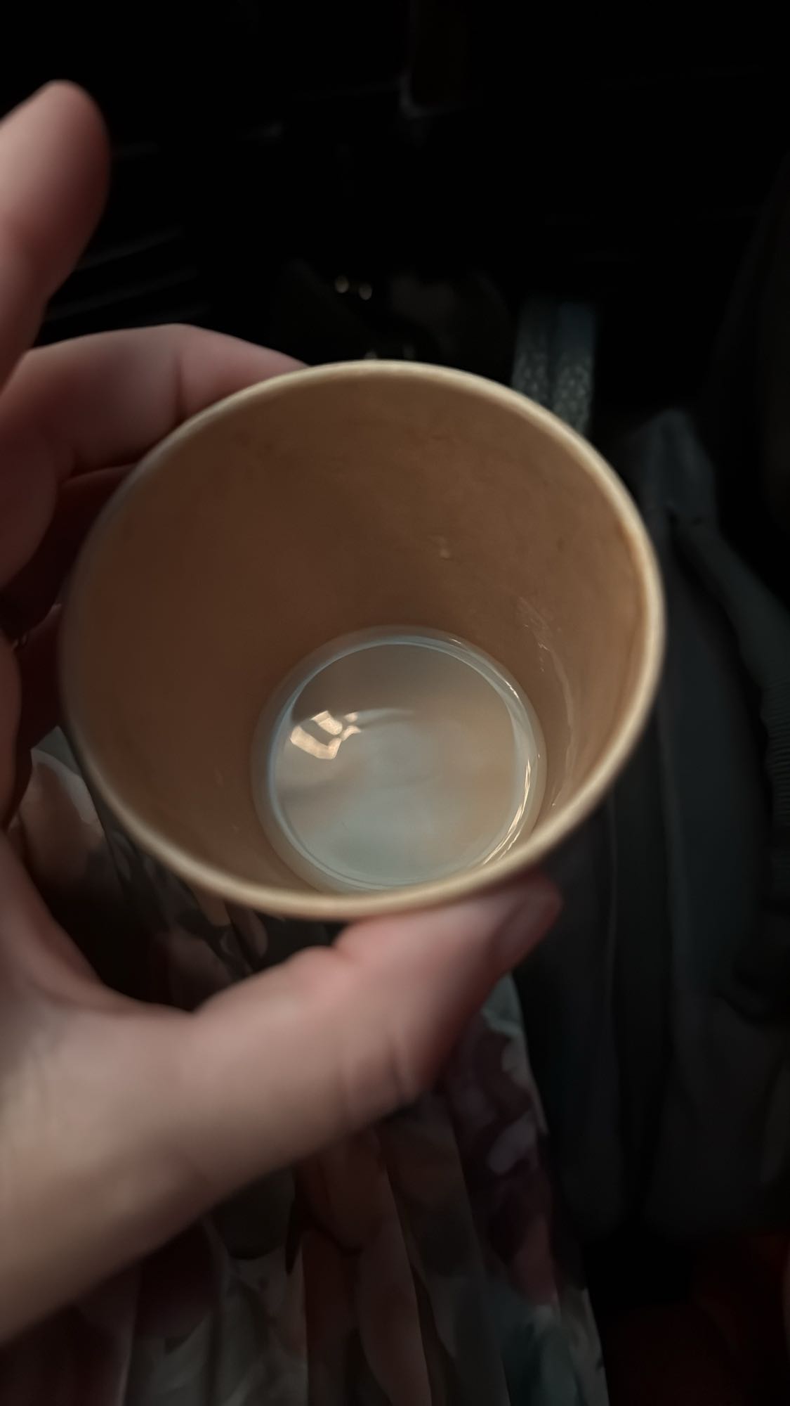 apă într-un pahar mic