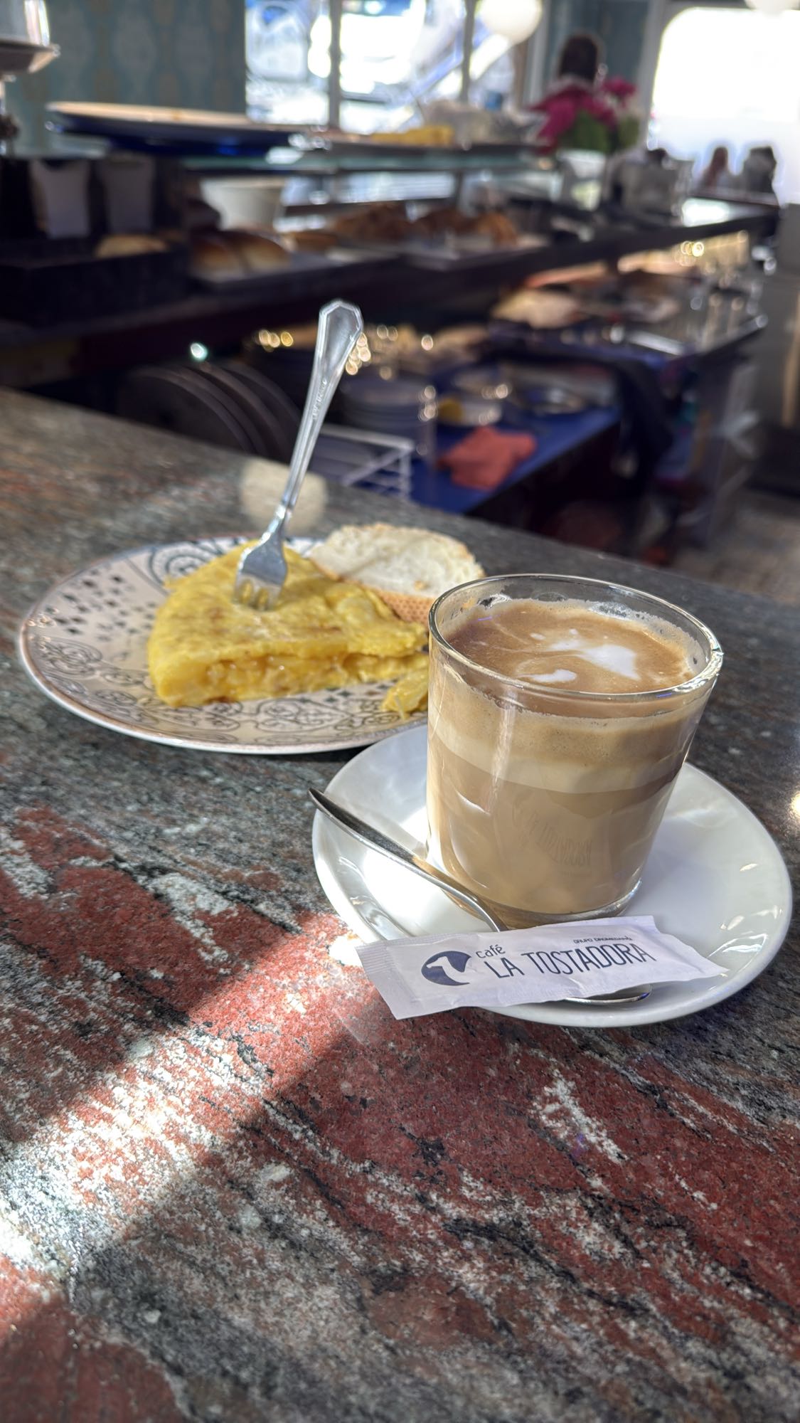 Tortilla, pan y café con leche