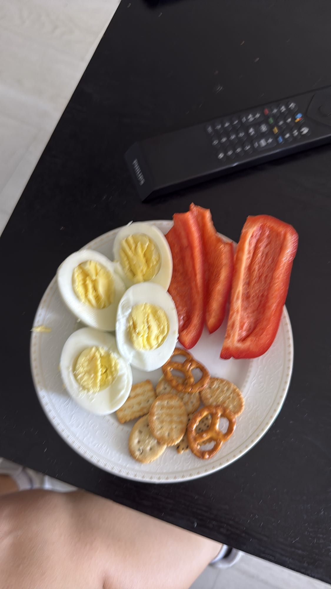 Яйца с перцем и крекерами