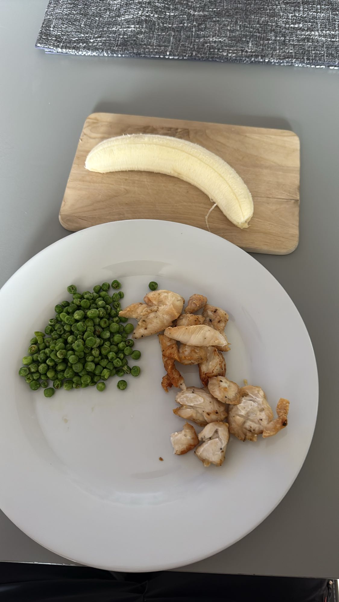 Pui cu mazăre și banană