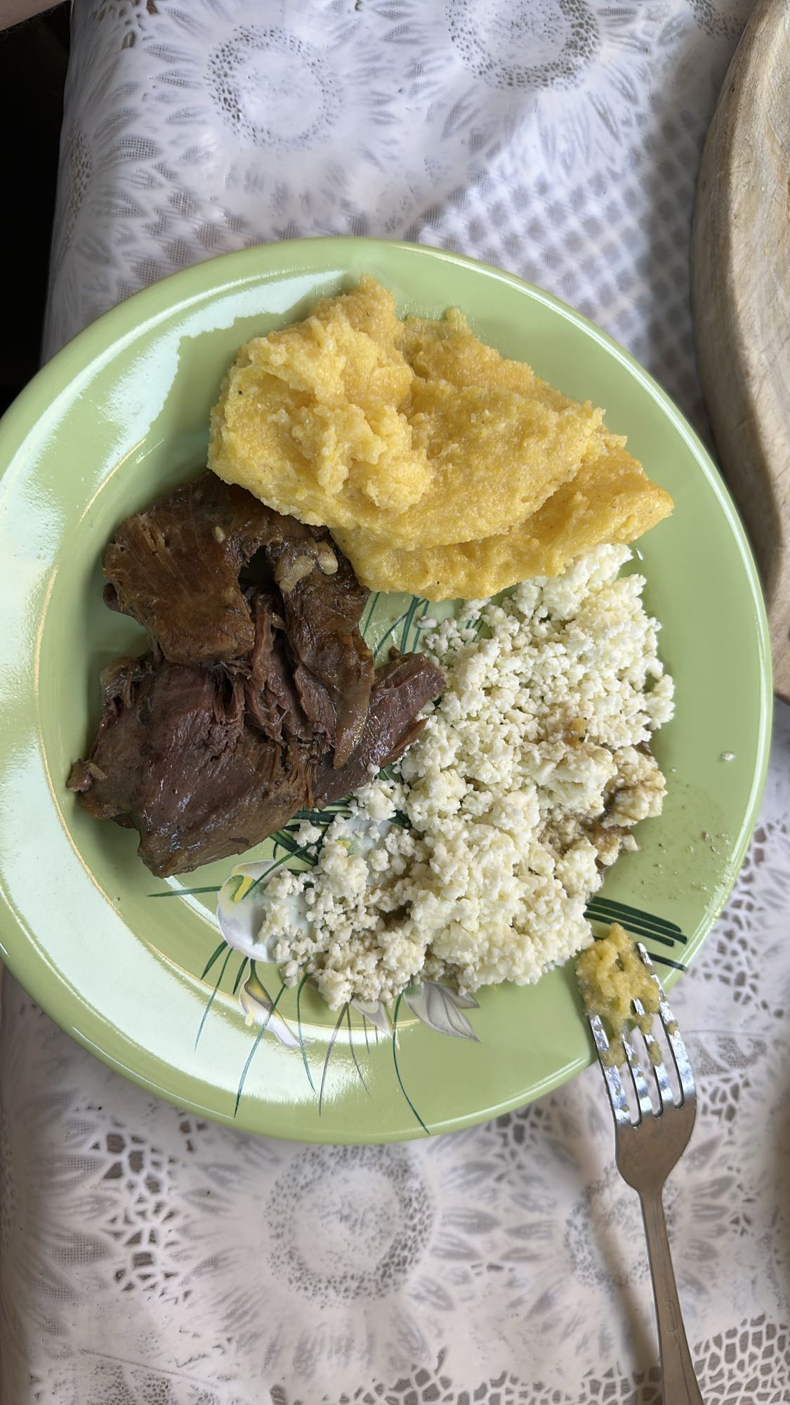 Mămăligă cu brânză și carne