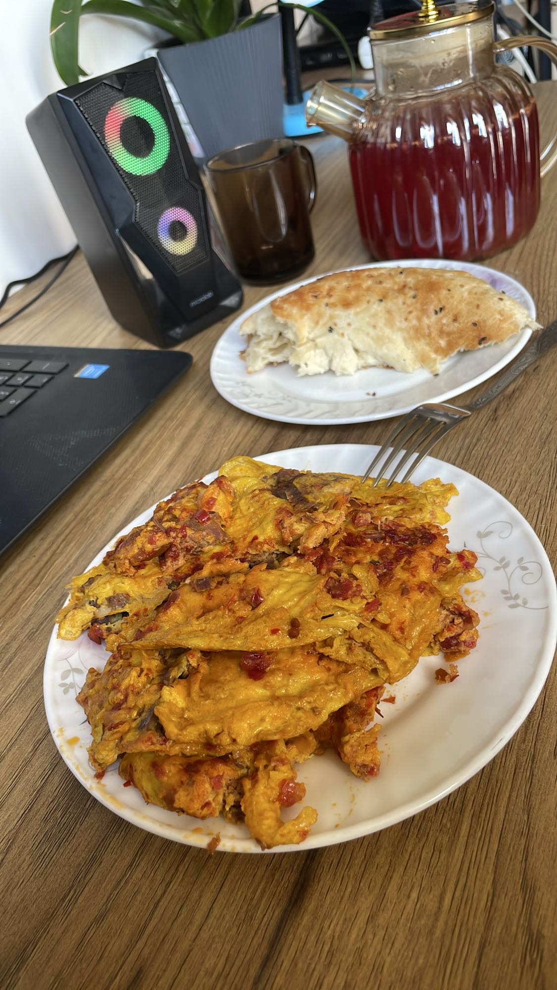 Омлет с хлебом и чаем