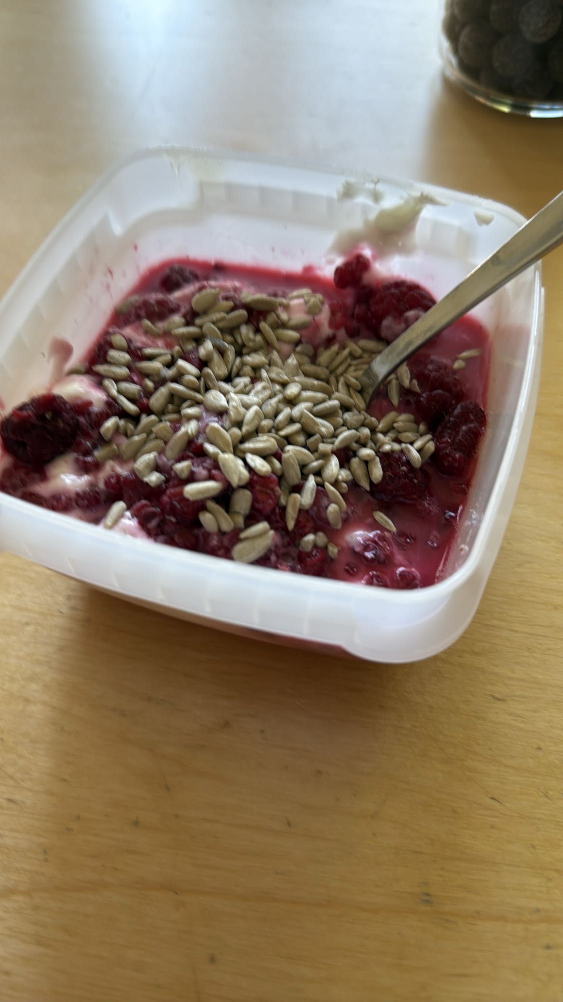 Yoghurt med hallon & frön