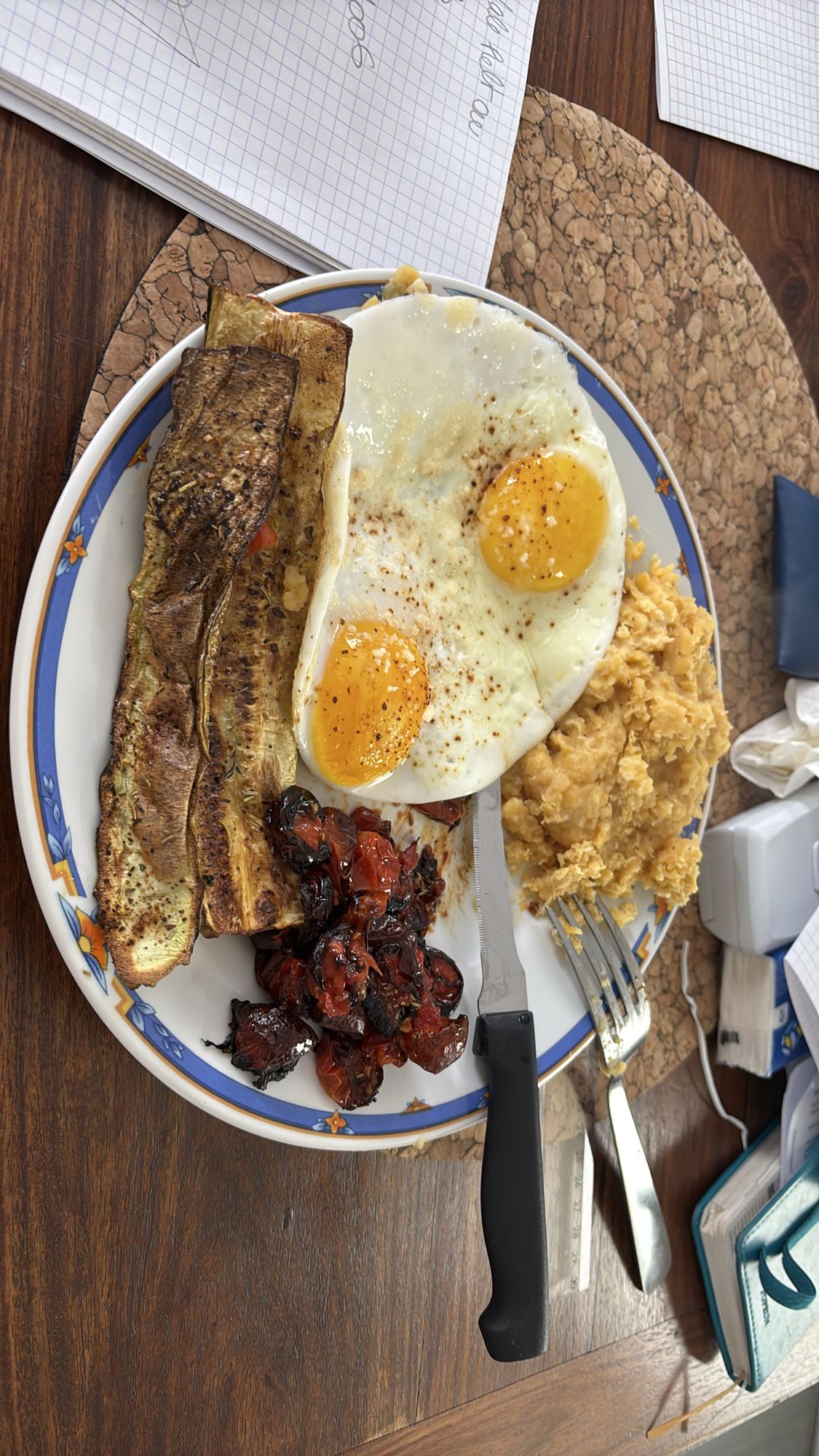 Petit-déjeuner aux œufs et légumes