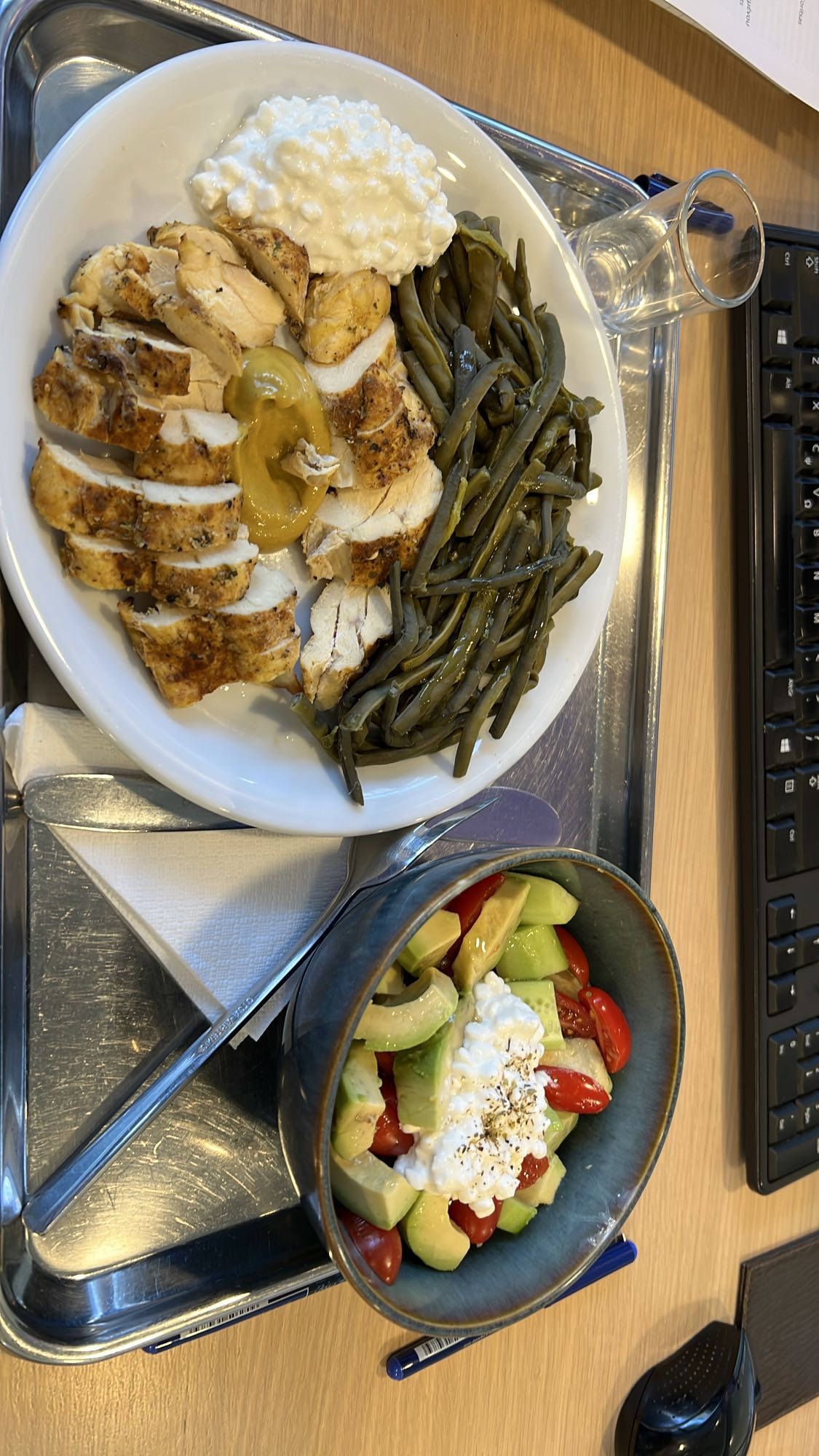 Κοτόπουλο με σαλάτα και τυρί κότατζ