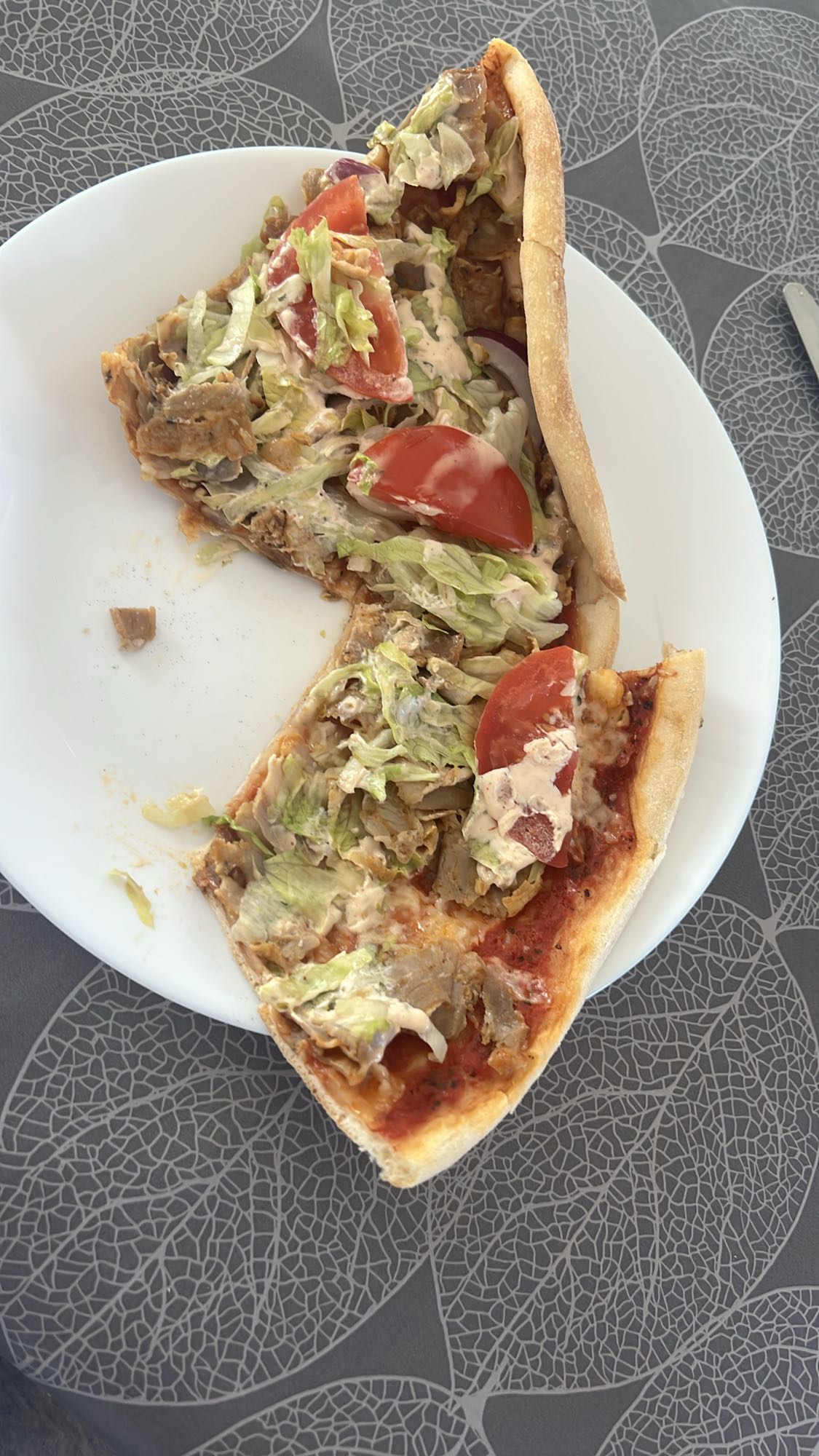 Kebabpizza med grönsaker
