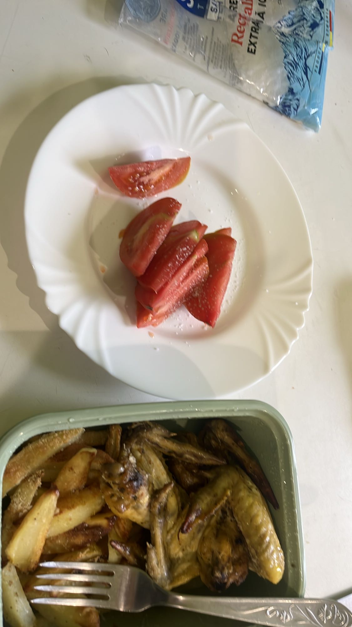 Aripioare cu cartofi și roșii