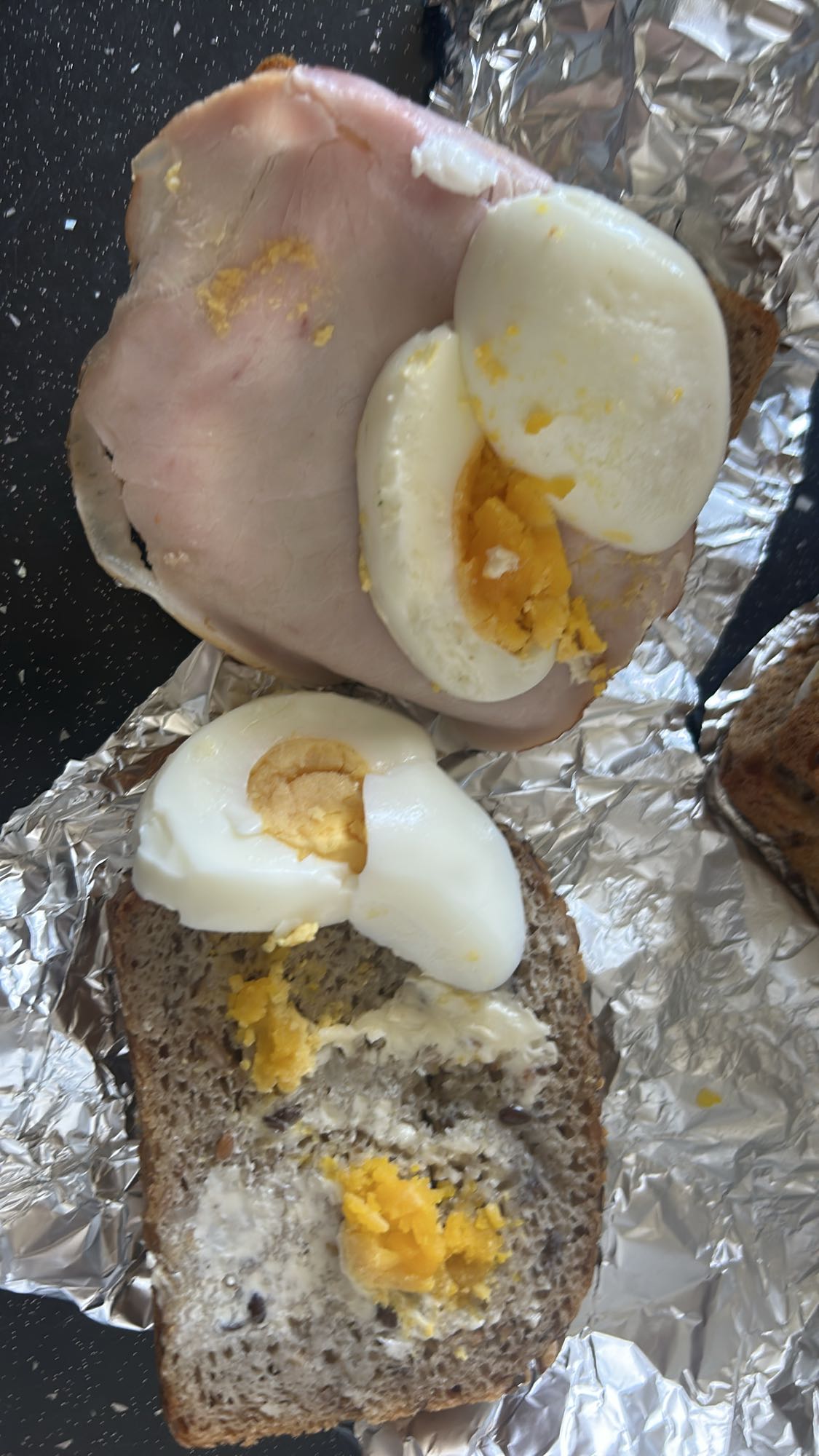 Kanapka z jajkiem i szynką