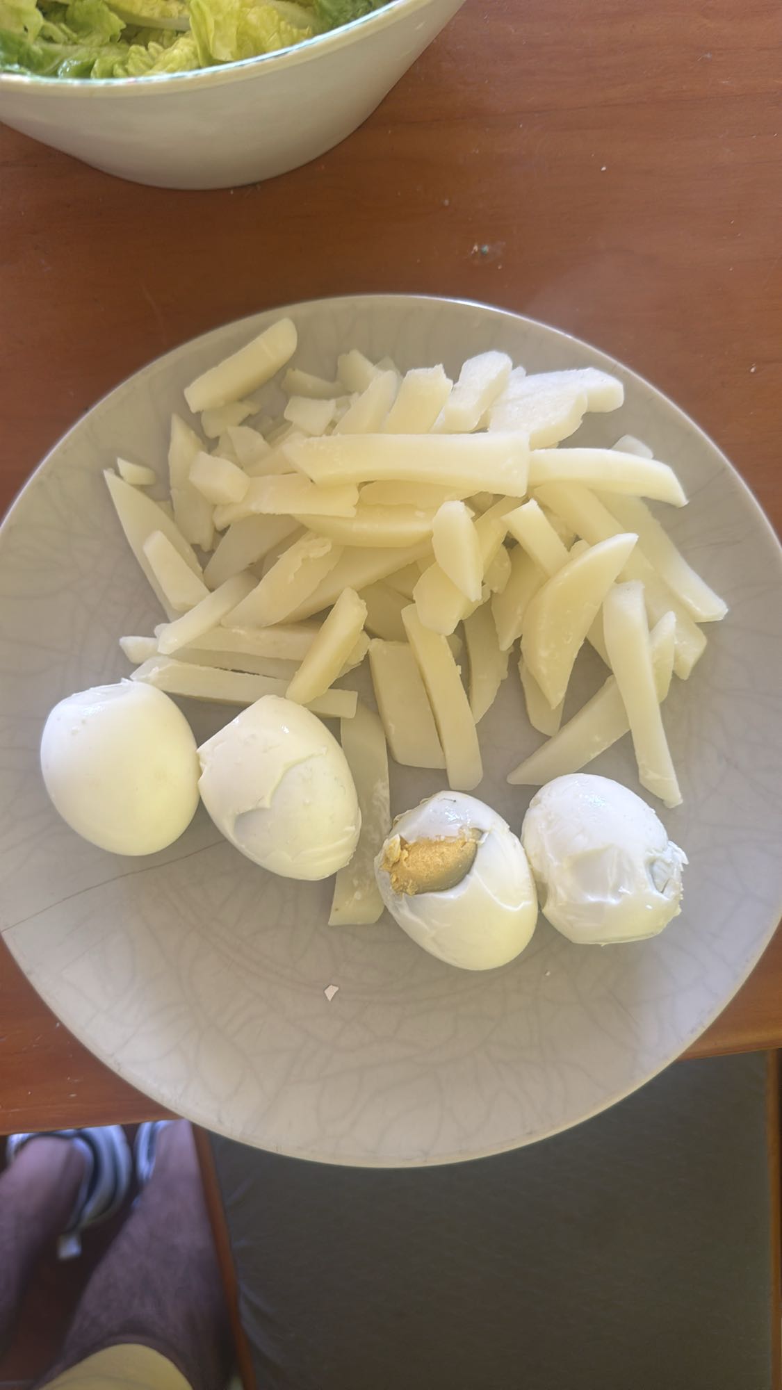 Patatas cocidas con huevos cocidos