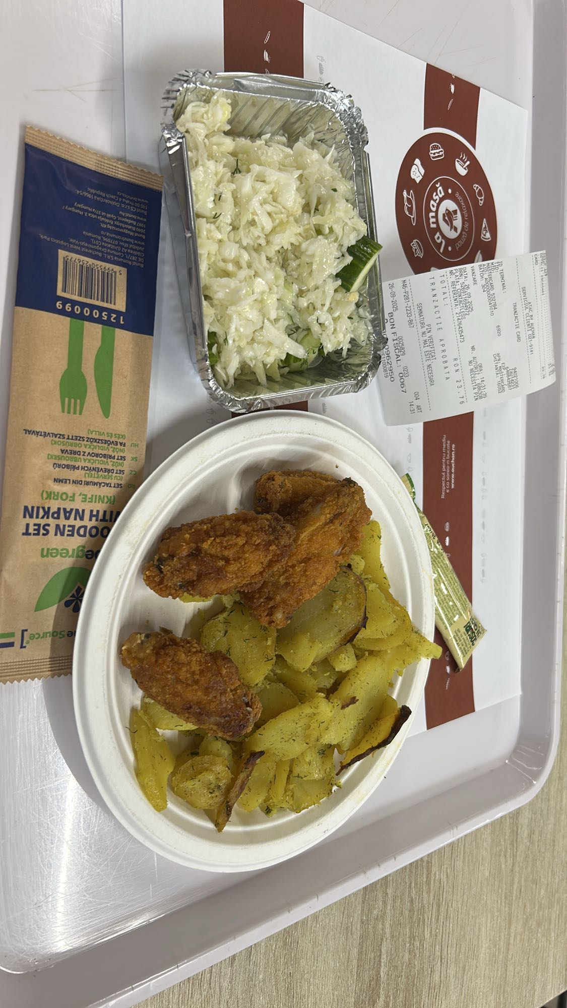 Aripioare cu cartofi și salată