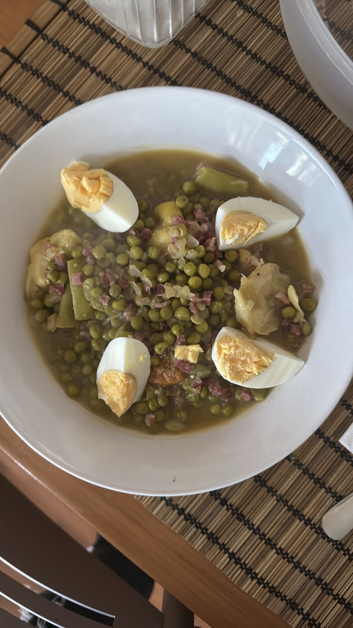 Guiso de guisantes y huevo