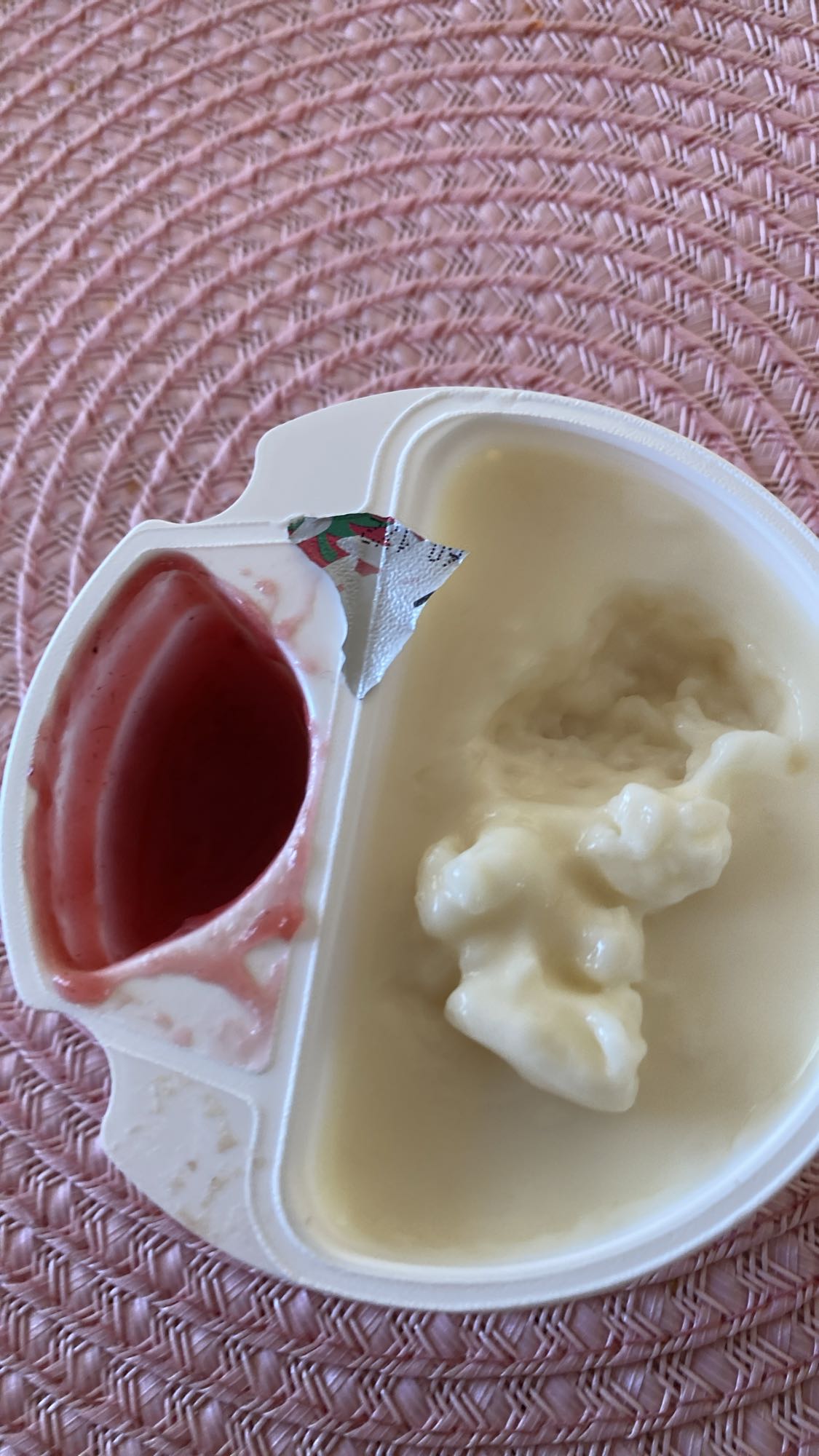 Yoghurt med jordgubbssylt