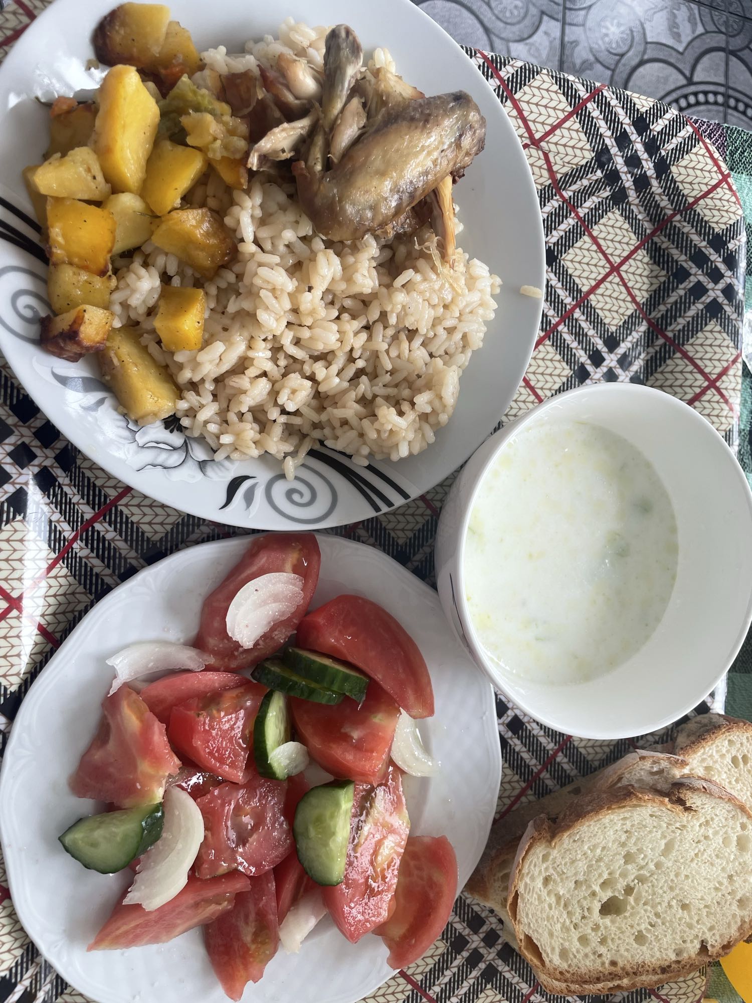 Tavuklu pilav ve salata