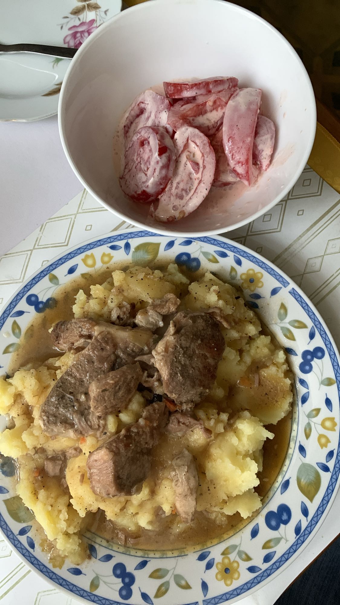 Gulasz z ziemniakami i sałatką