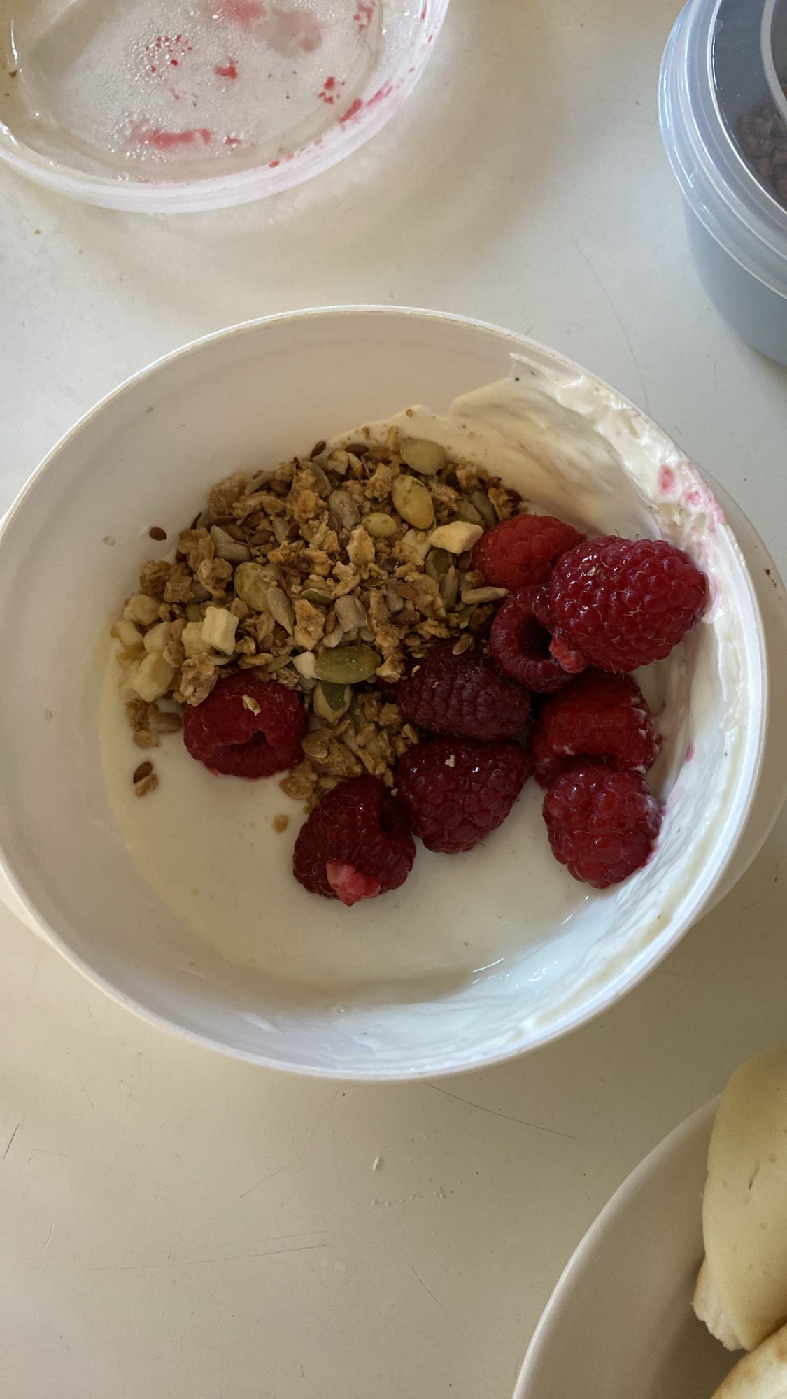 Kvarg med sockerfri müsli & hallon