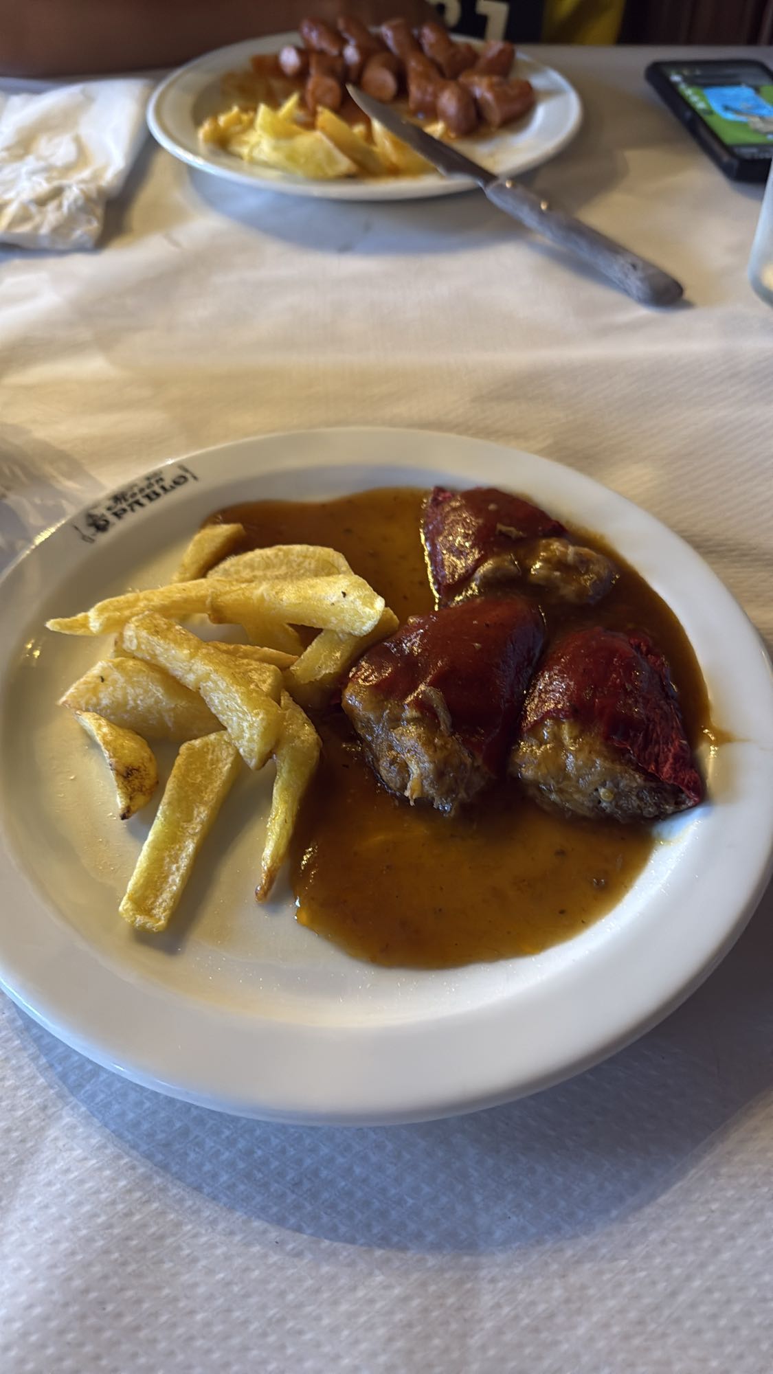 Pimientos rellenos y papas fritas