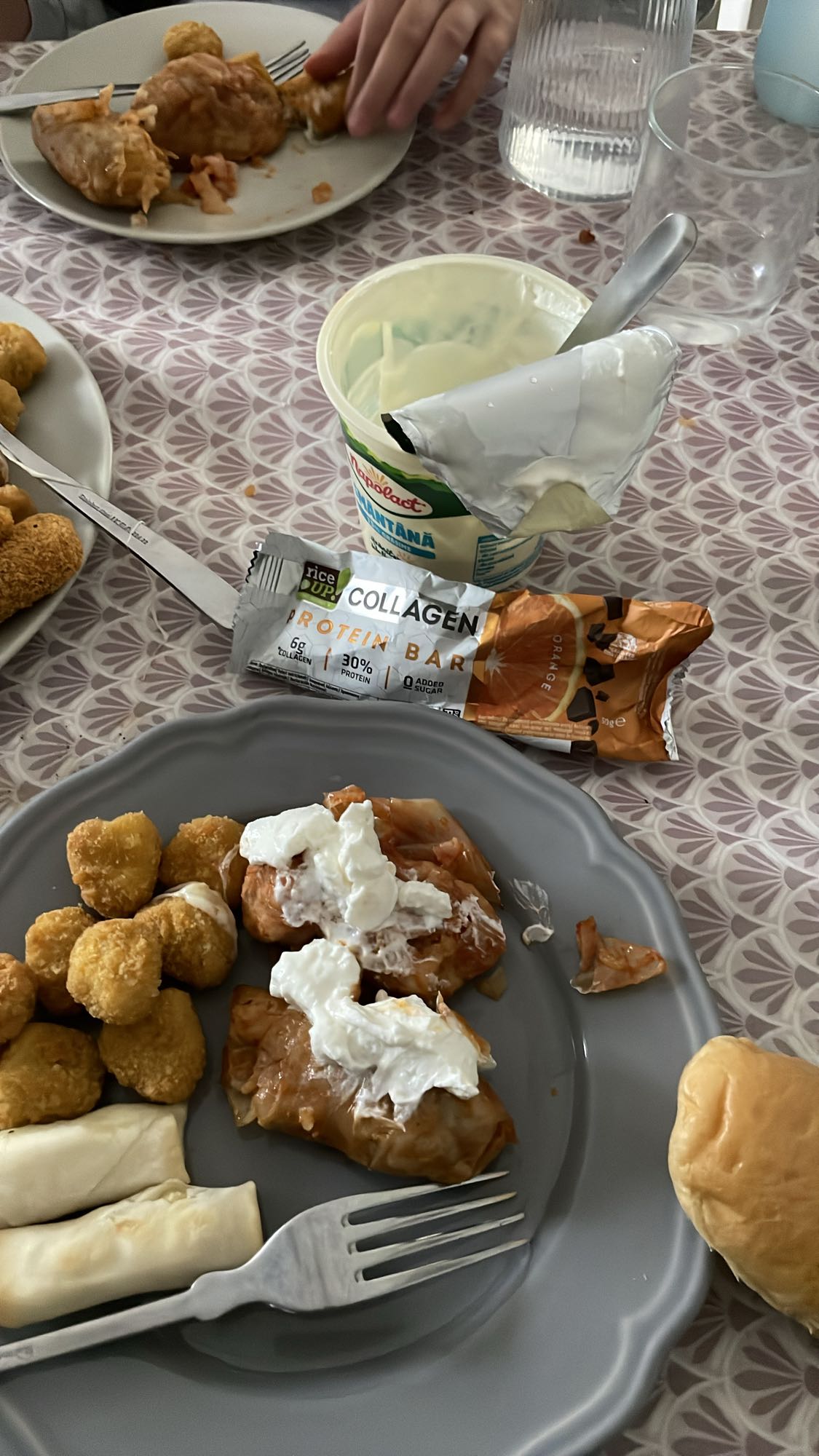 Prânz cu sarmale și gustări