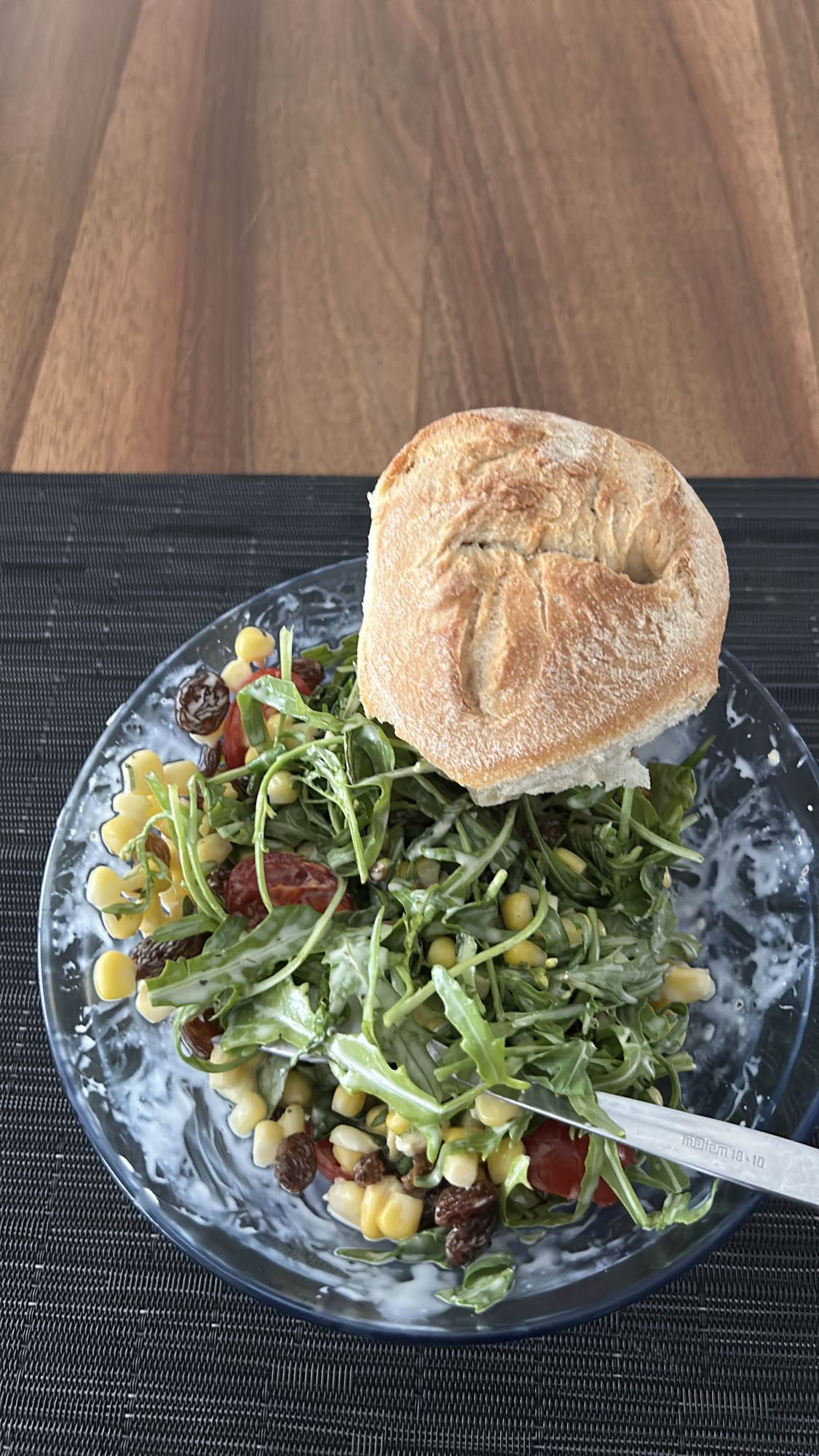 Rucola-Mais Salat mit Brötchen