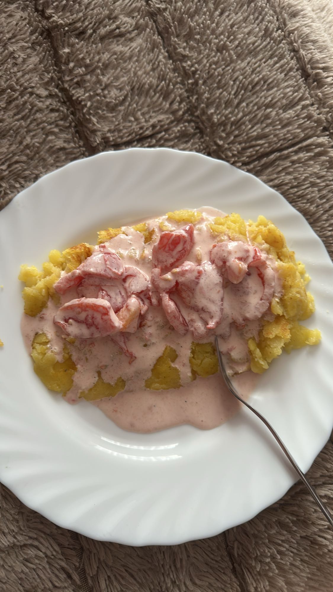 Ziemniaki z sosem i krewetkami