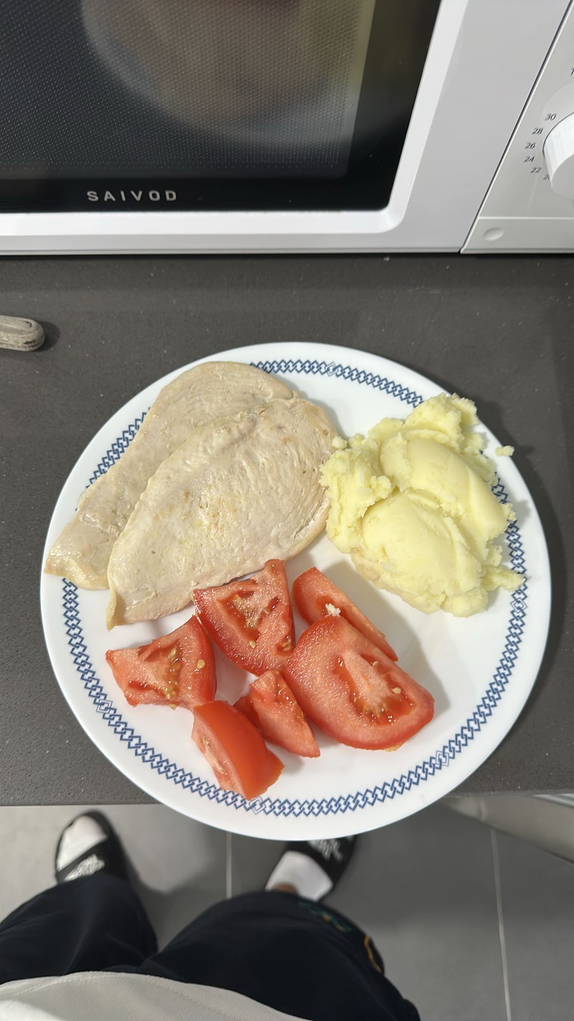 Pollo con puré y tomate