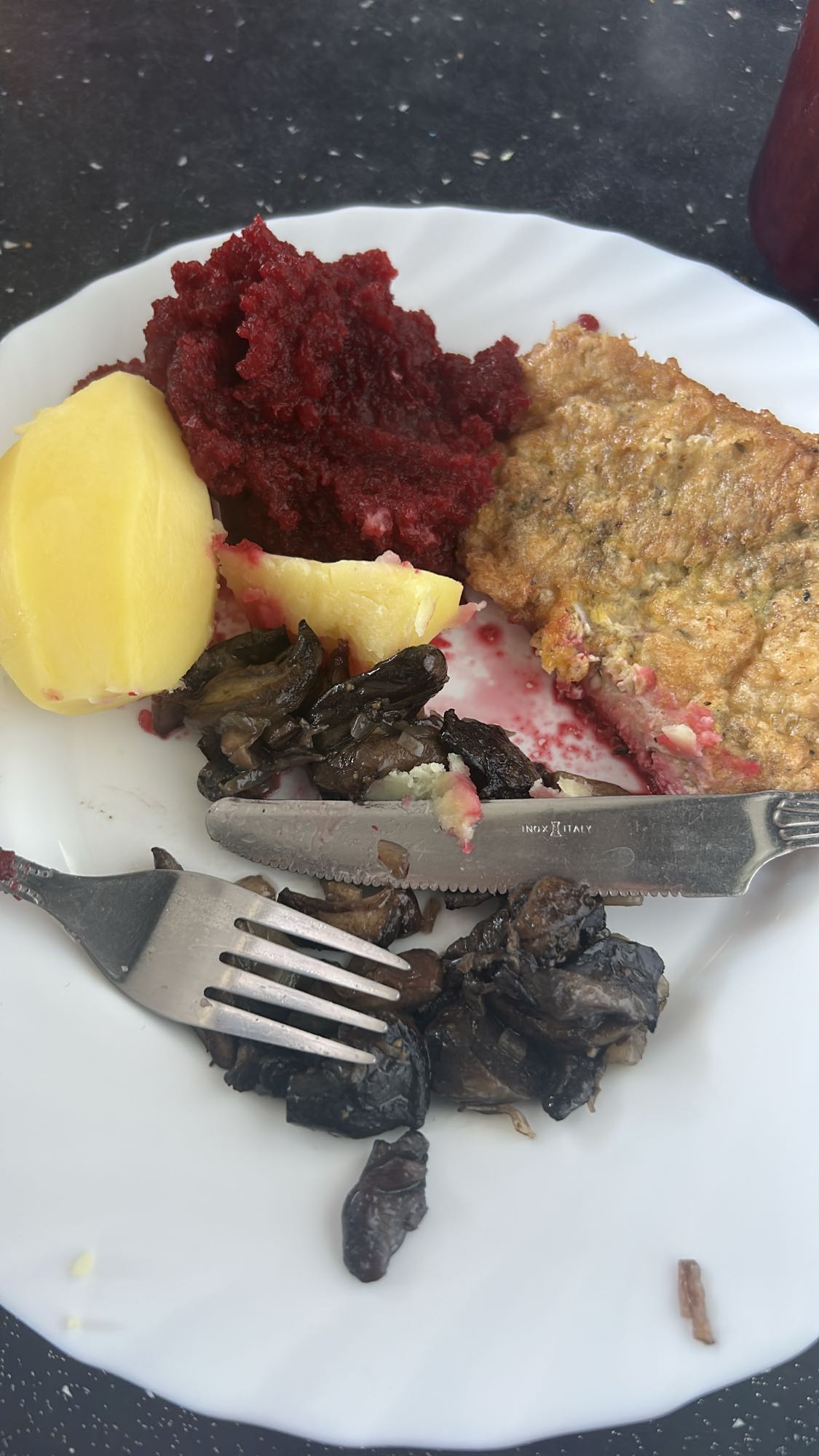 Kotlet, ziemniaki, buraczki